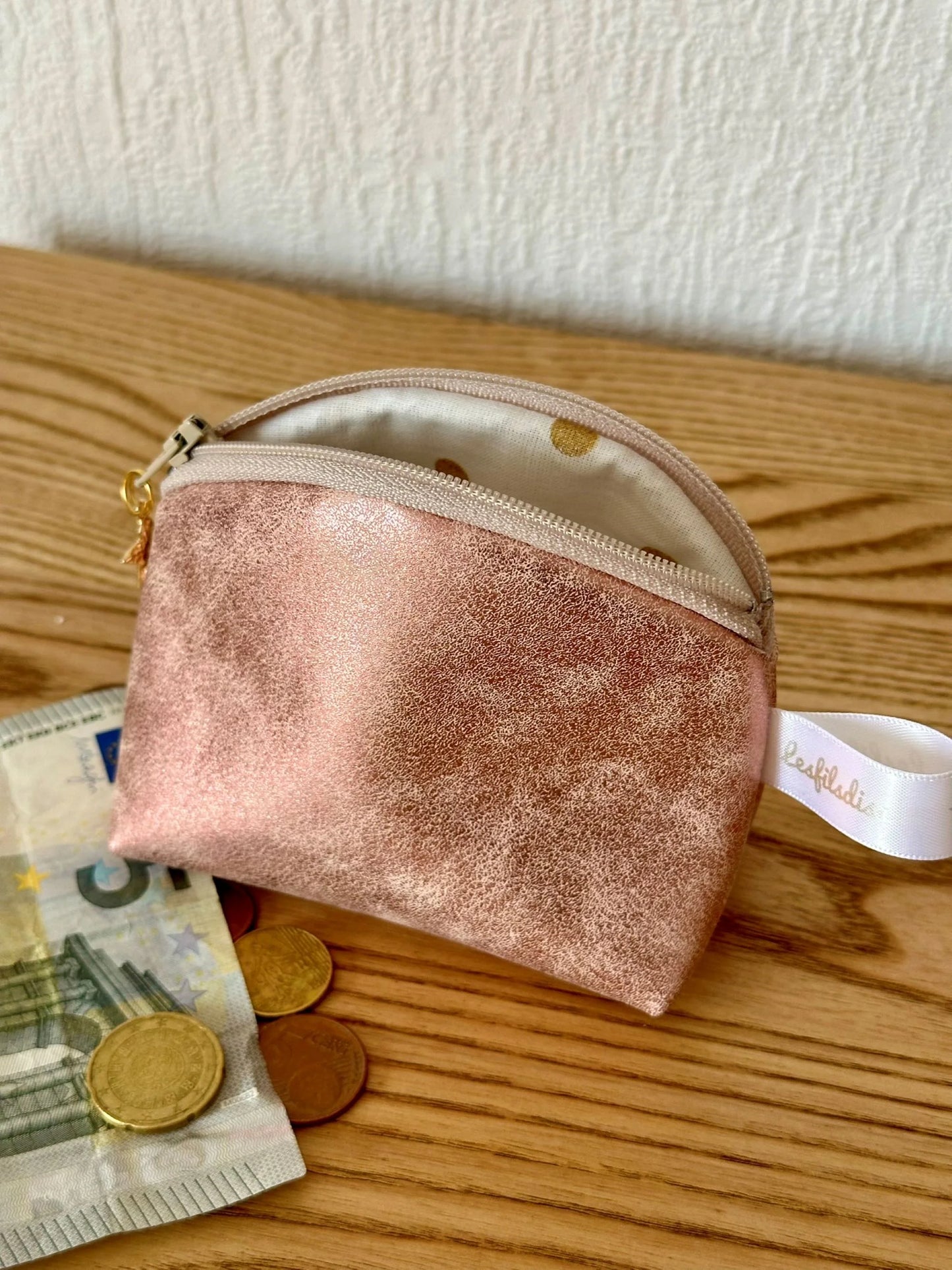 Le petit porte-monnaie or rose, ouvert.