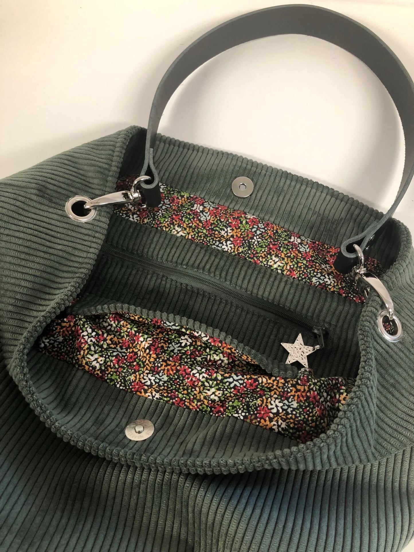 la poche intérieure zippée du sac hobo en velours côtelé vert kaki