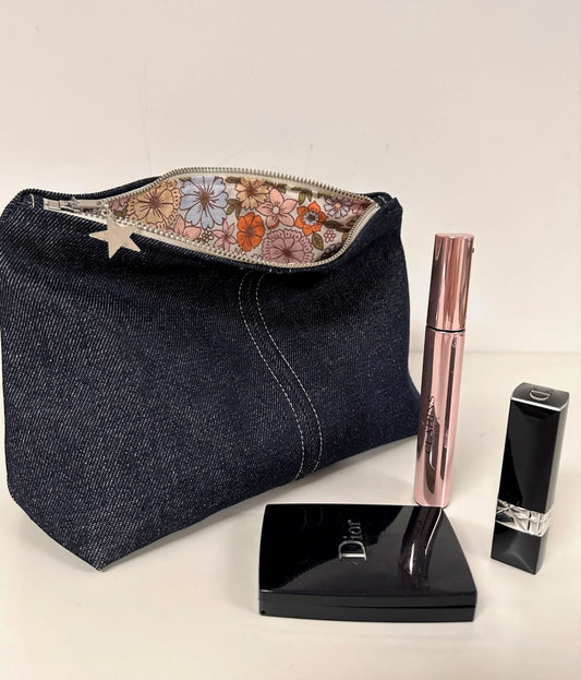 La pochette en denim brut, ouverte.