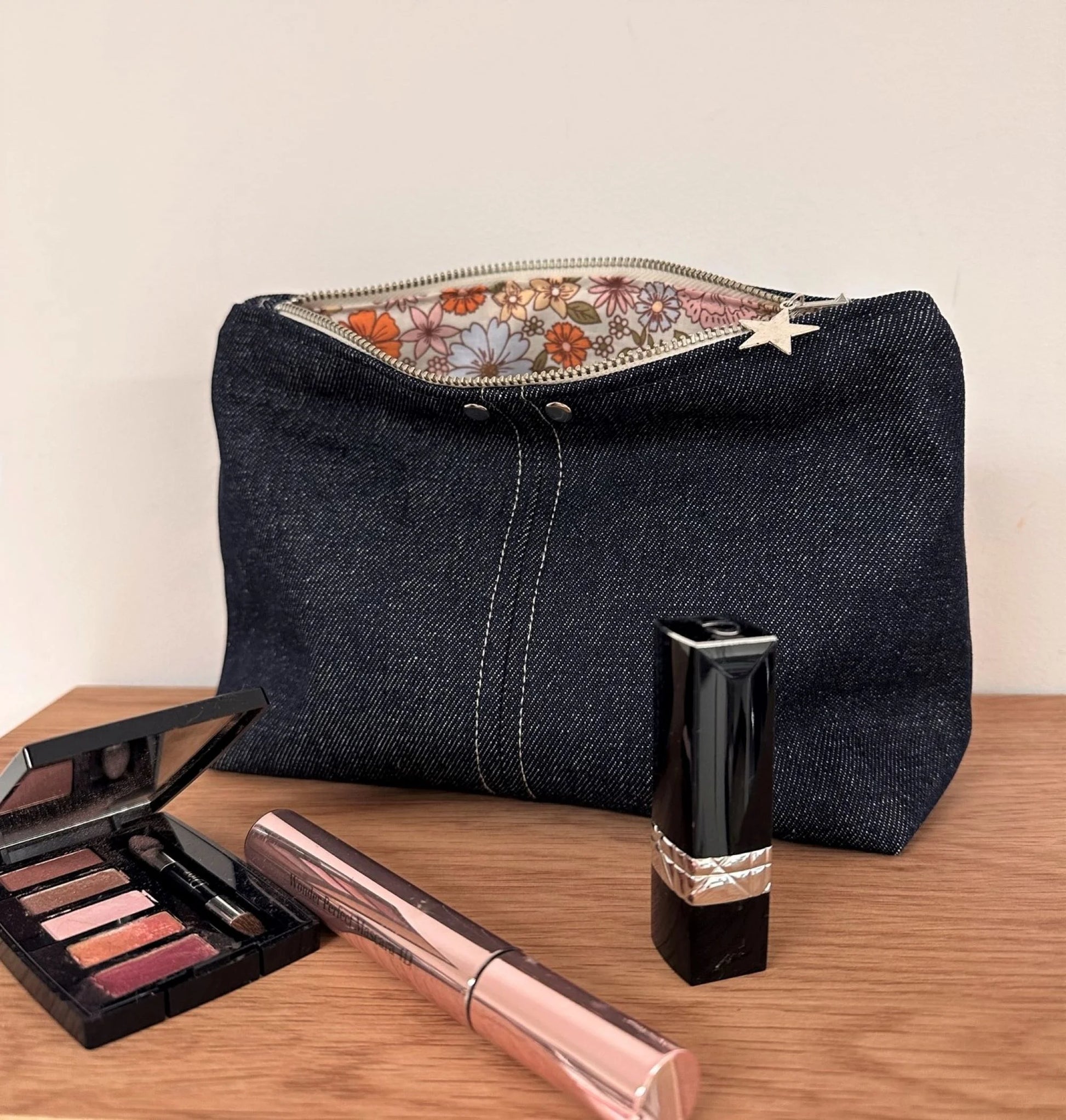 La pochette à maquillage en denim brut