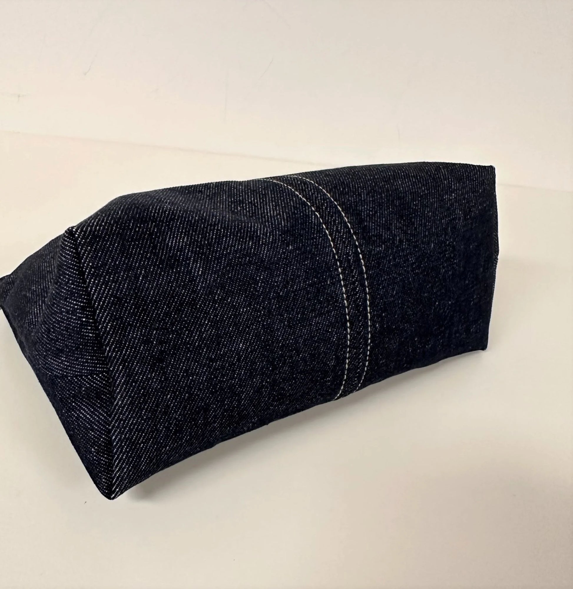 Le fond de la pochette en denim brut.