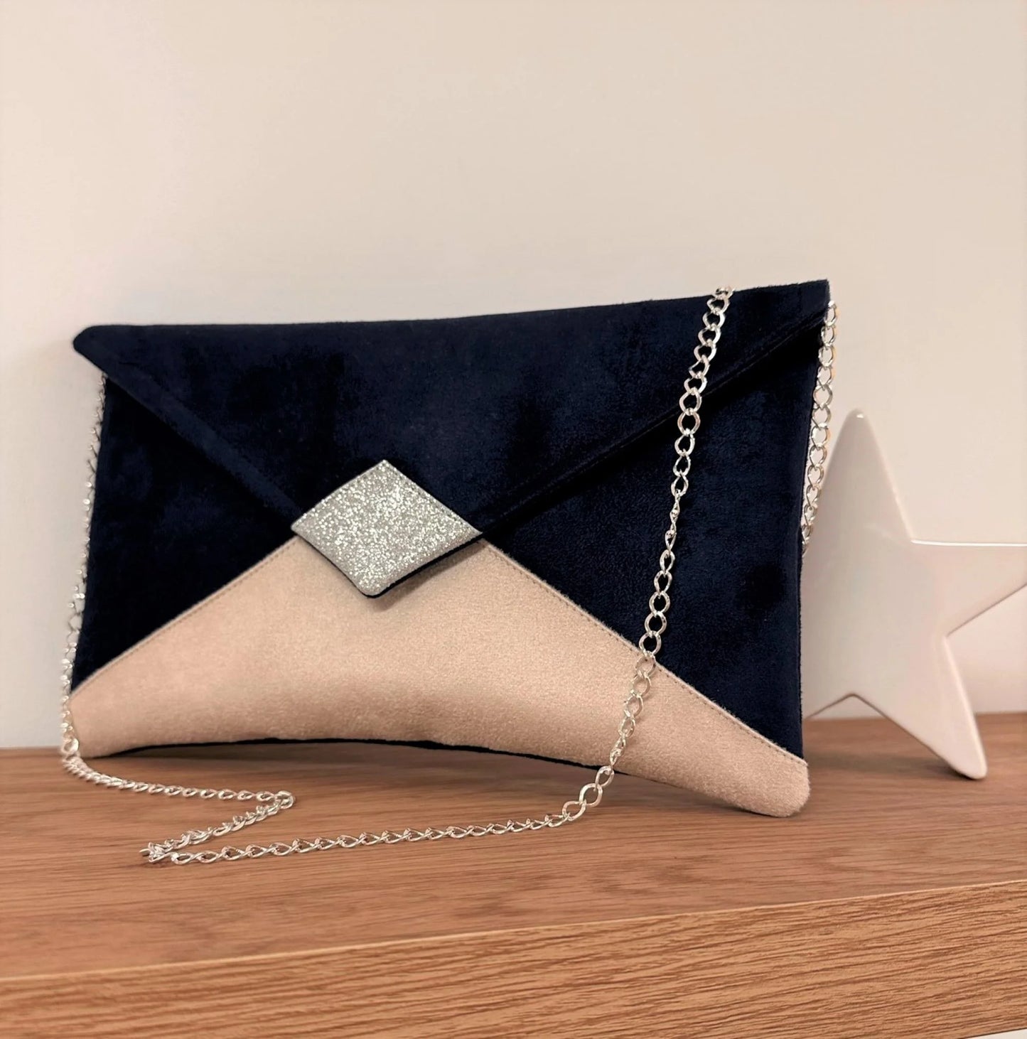 pochette Isa bleu marine et beige nude avec chainette et paillettes argentées, vue de face