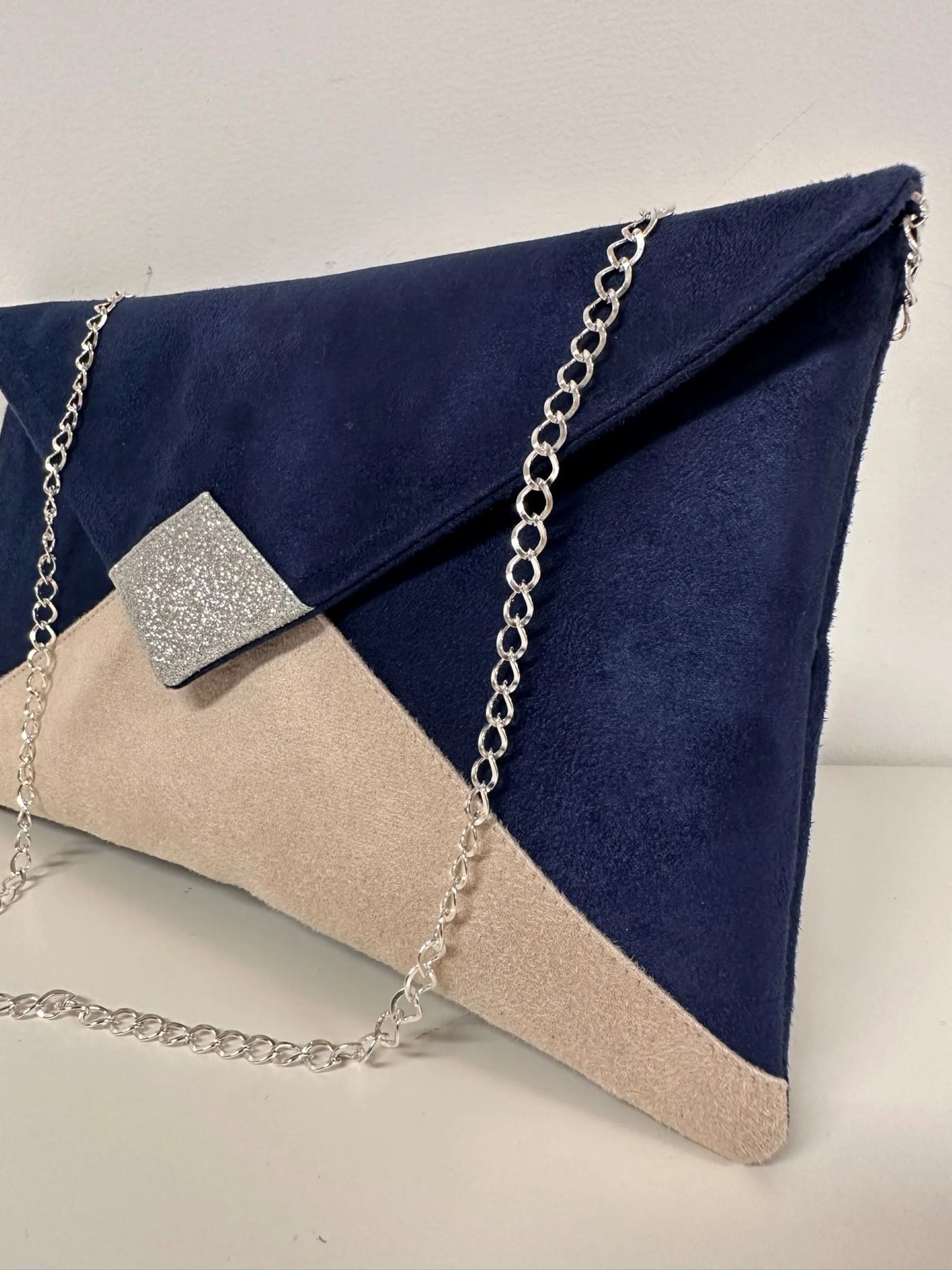 Vue de détail de la pochette Isa avec chainette argebtée