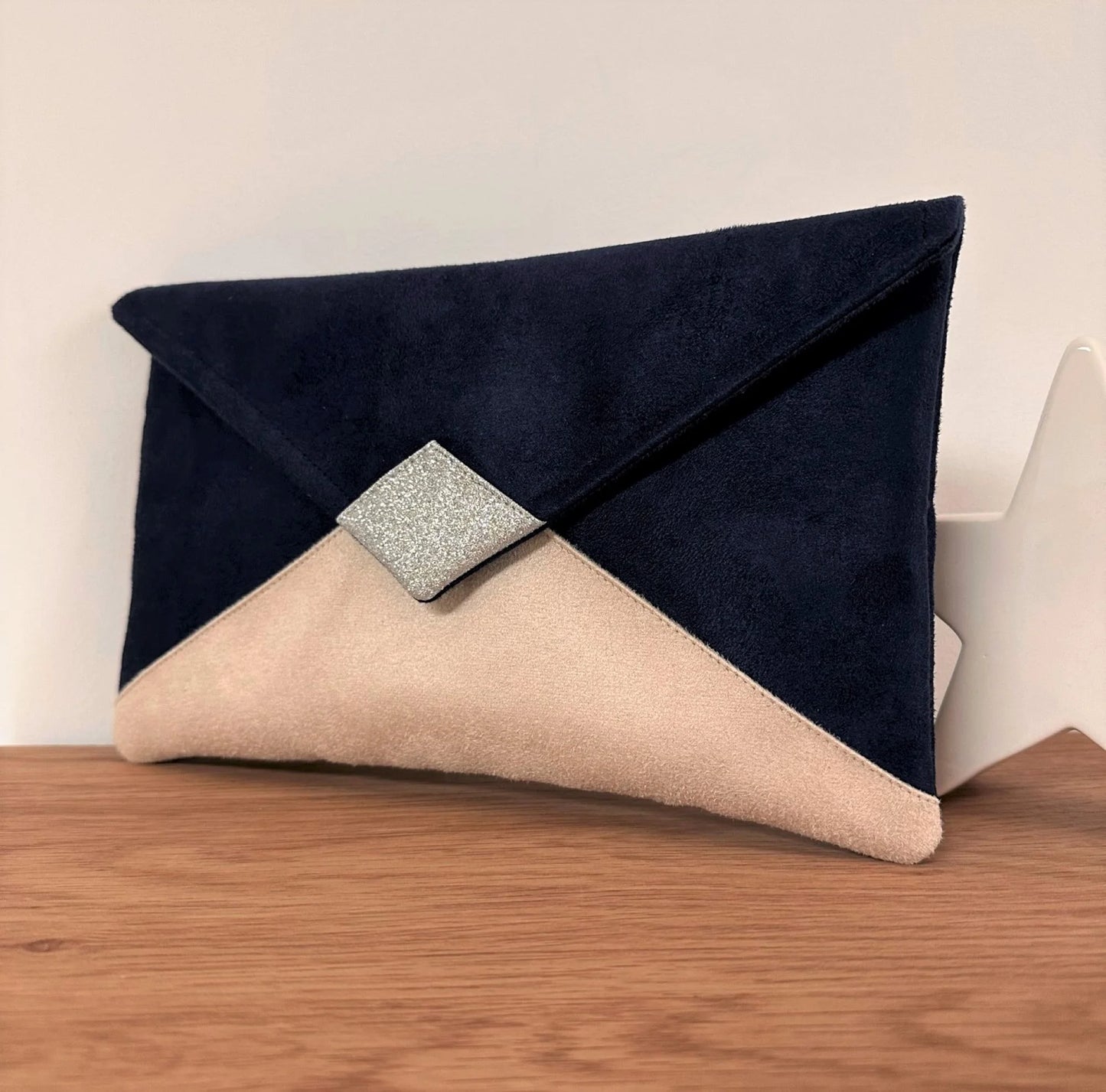 La pochette Isa bleu marine et beige nude sans chainette