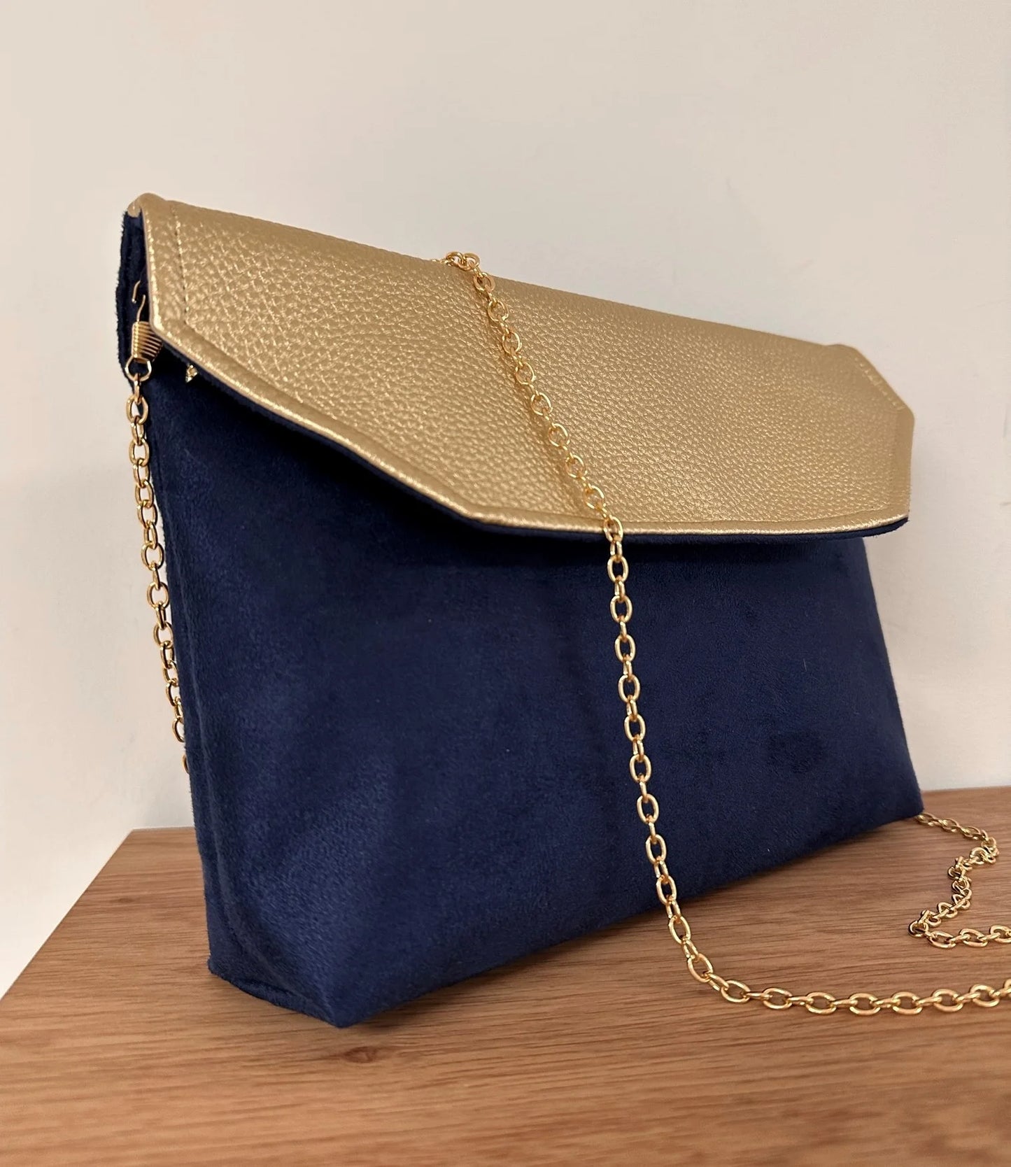 la pochette Isa zippée vue de biais, avec sa chainette dorée amovible