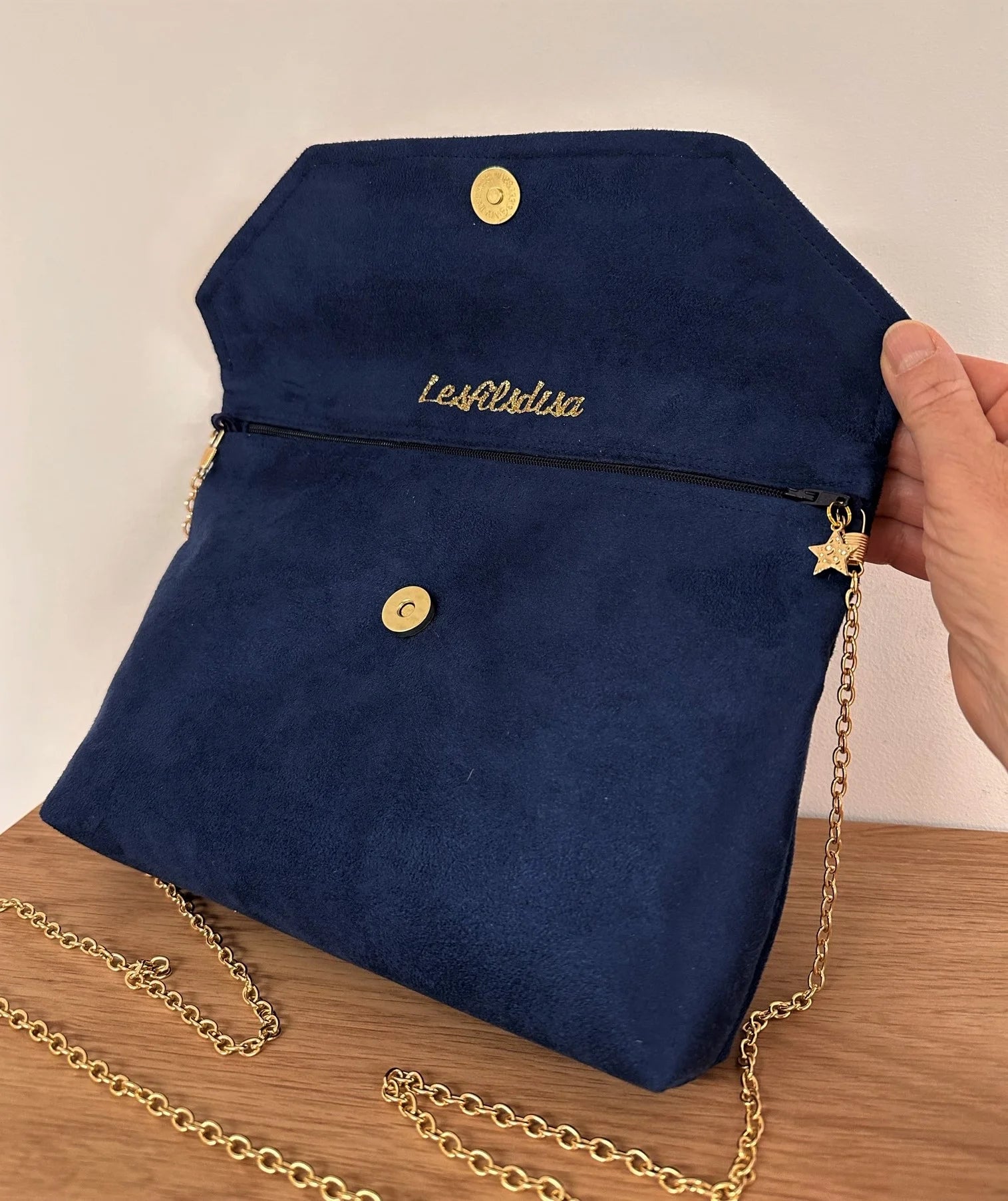 La pochette Isa zippée bleu marine et dorée ouverte