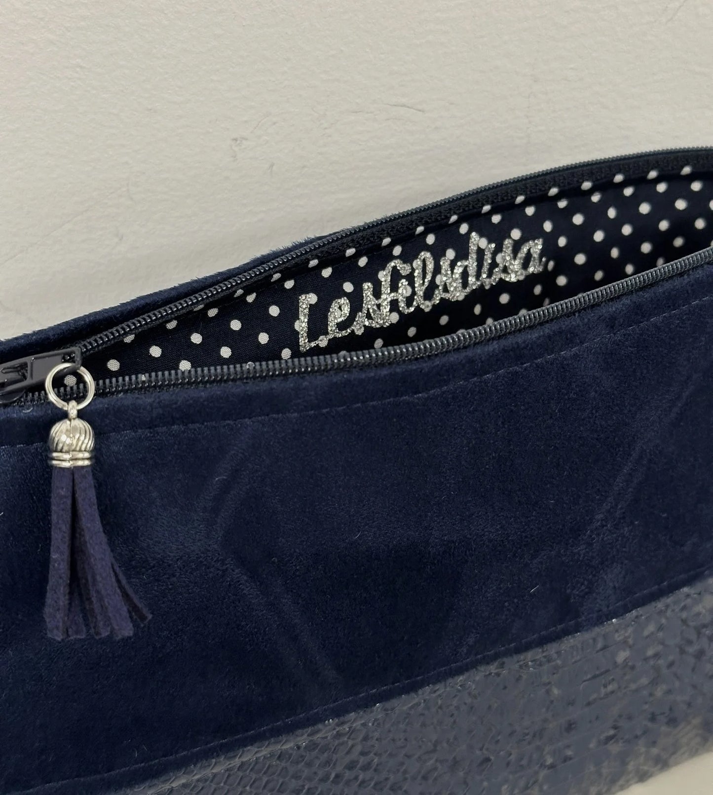 L'intérieur de la pochette Isa zippée bleu marine aspect reptile.
