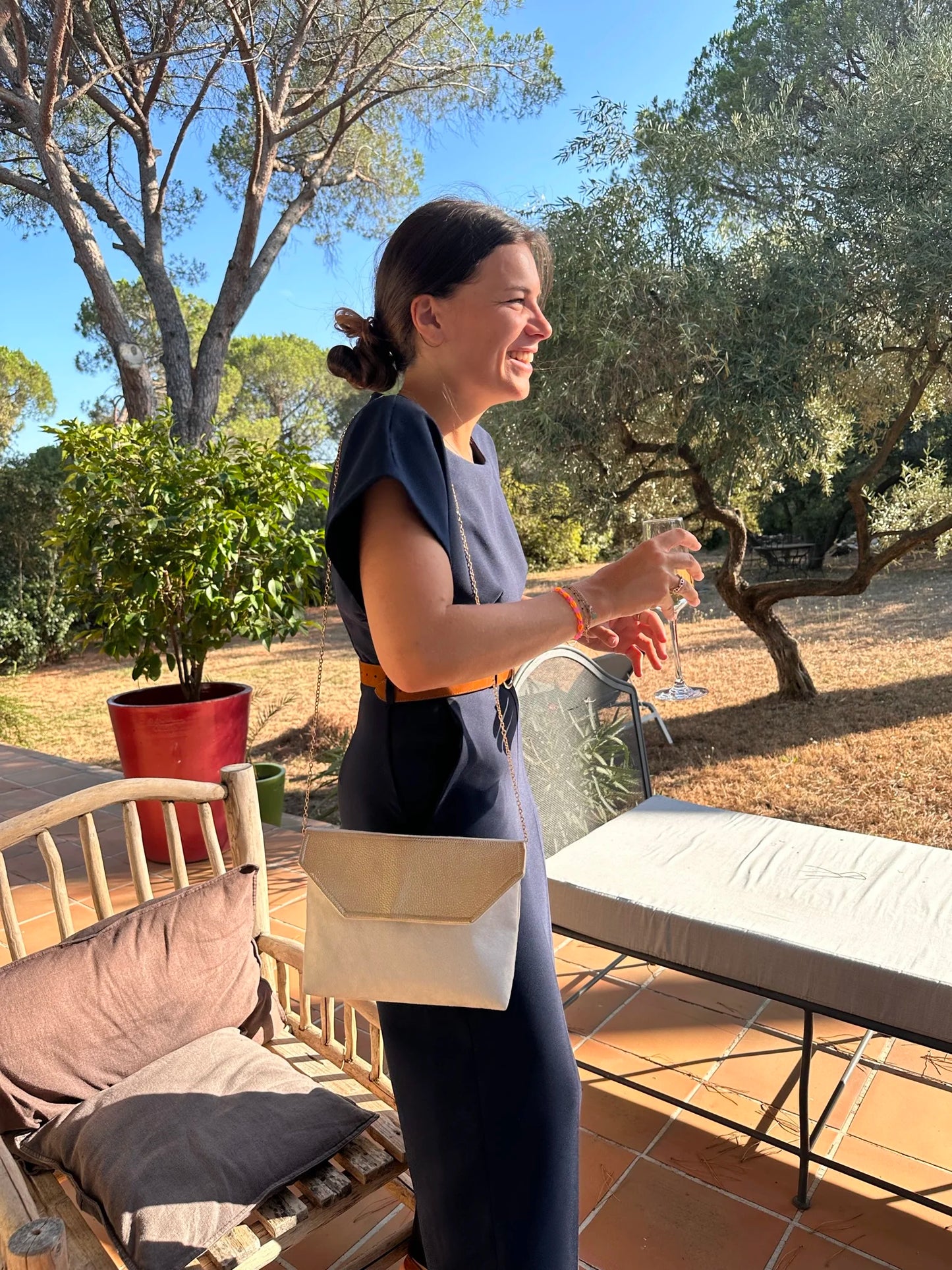 La pochette Isa zippée portée à l'épaule