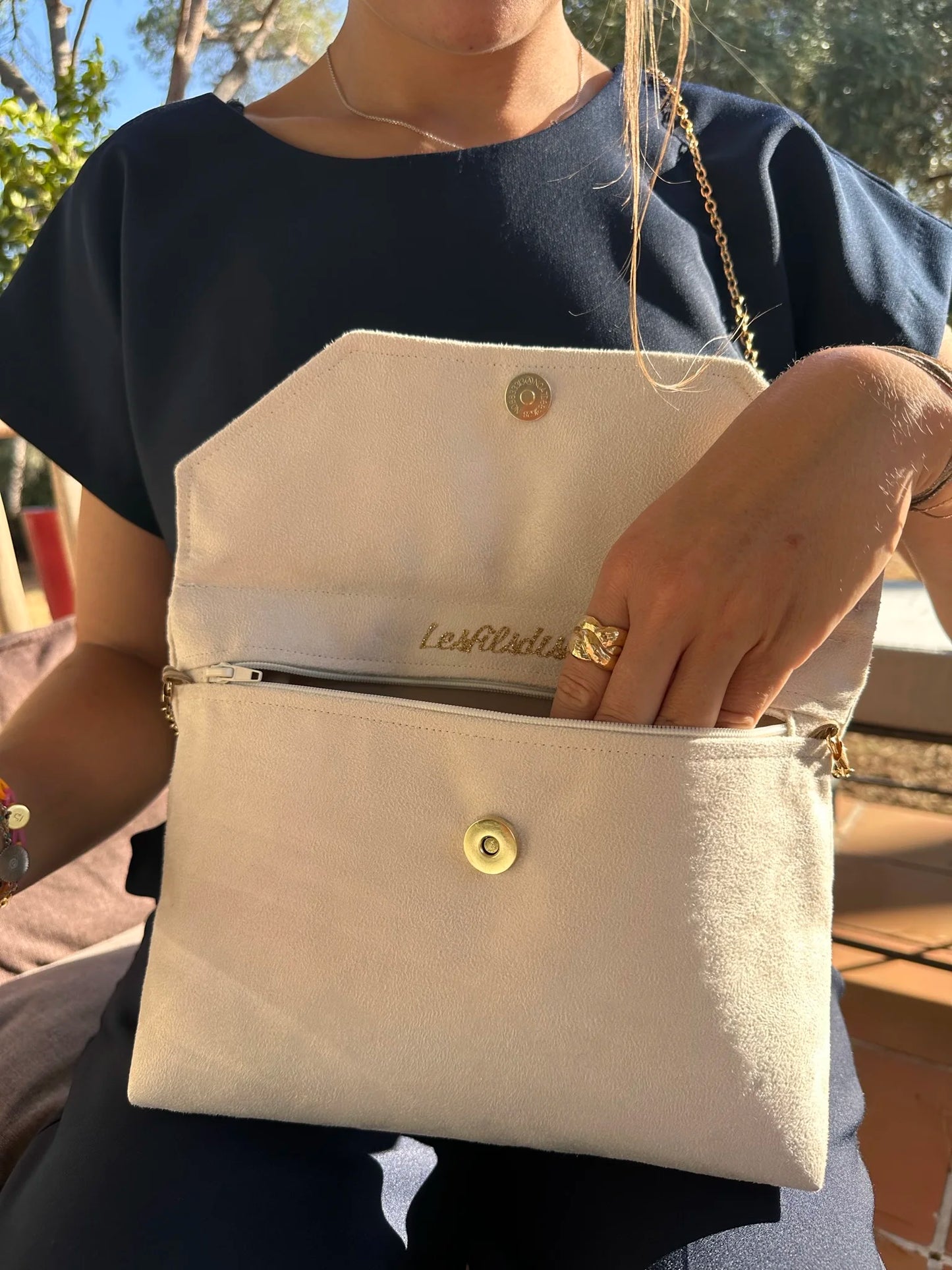 La pochette Isa zippée ivoire et dorée, ouverte.