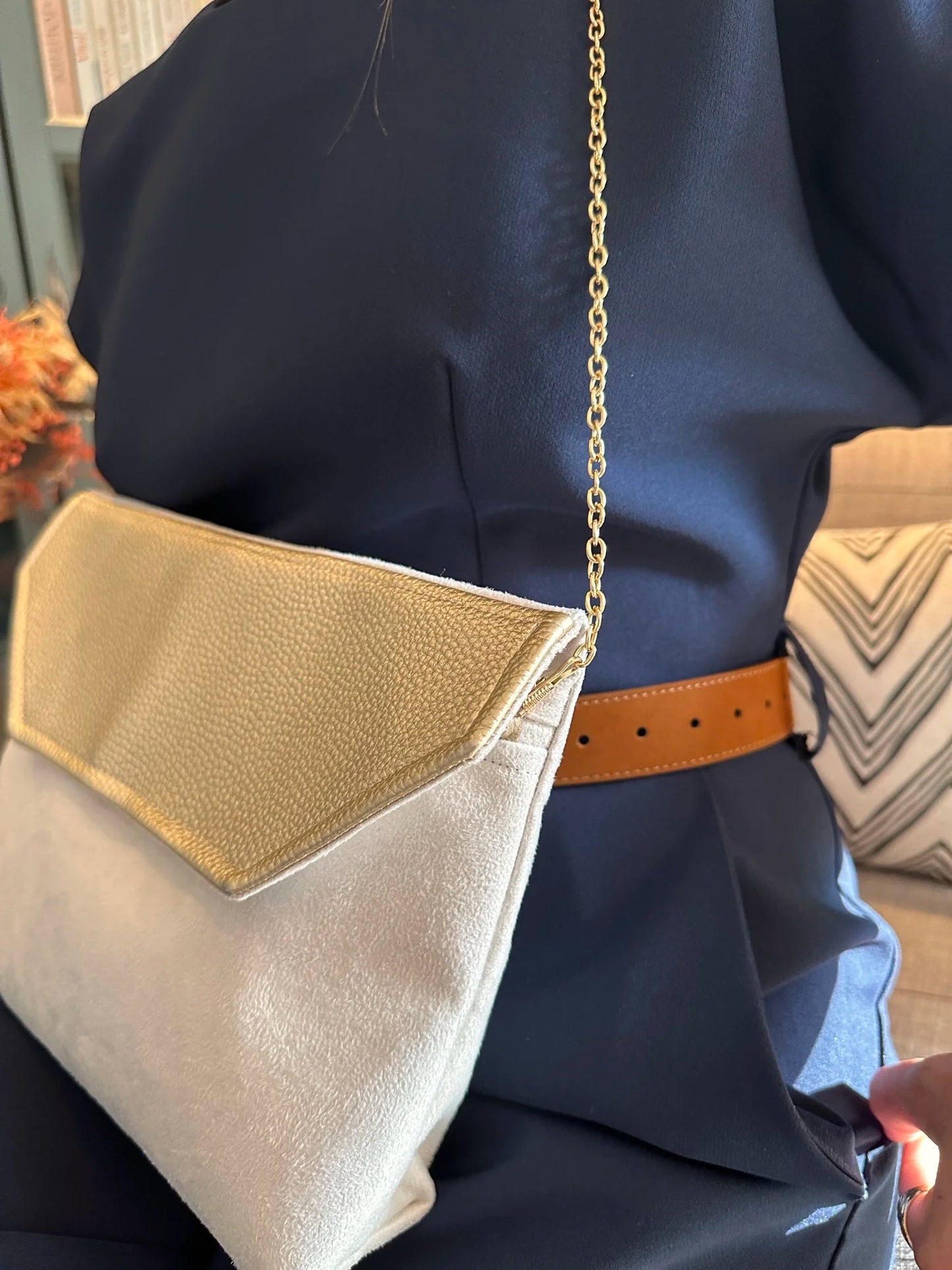 la pochette Isa zippée ivoire et dorée