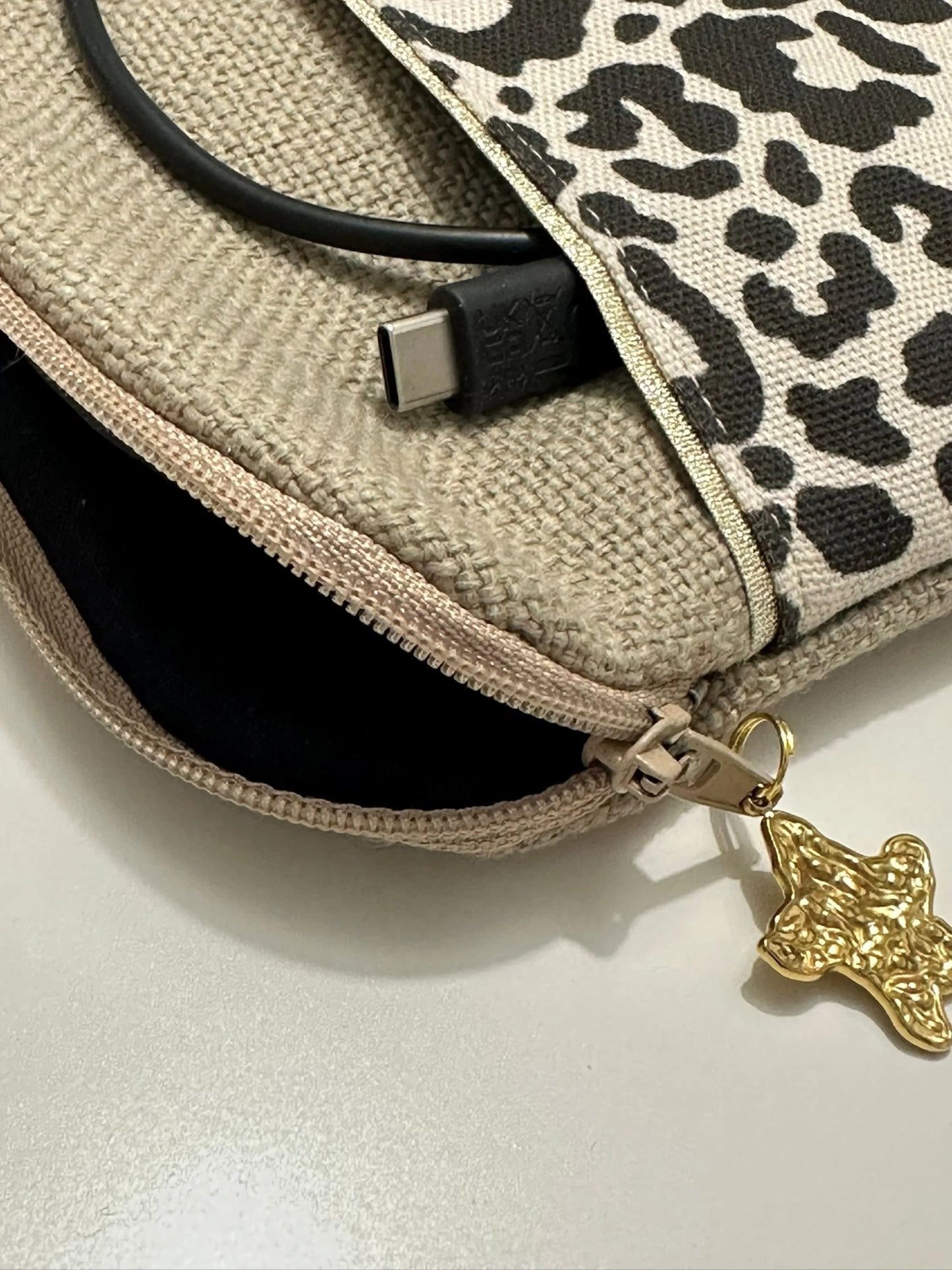 L'ouverture élargie de la pochette liseuse léopard en lin.