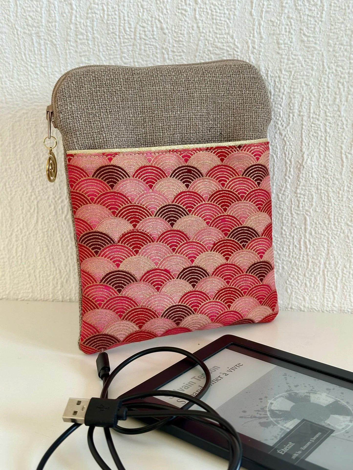 Vue d'ensemble de la pochette liseuse en lin et tissu japonais Seigaiha rouge