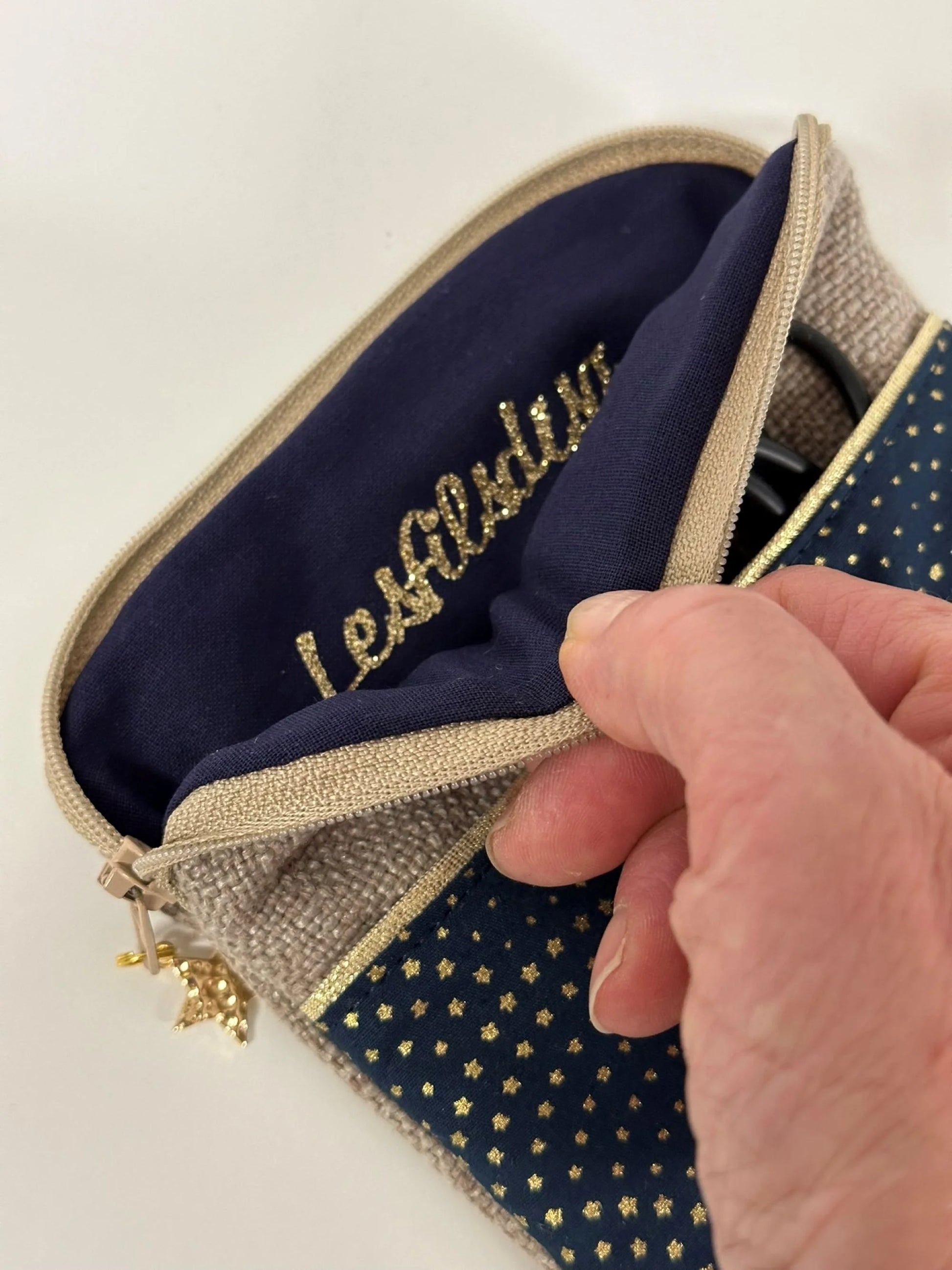 L'intérieur de la pochette liseuse en lin et tissu bleu à étoiles dorées.