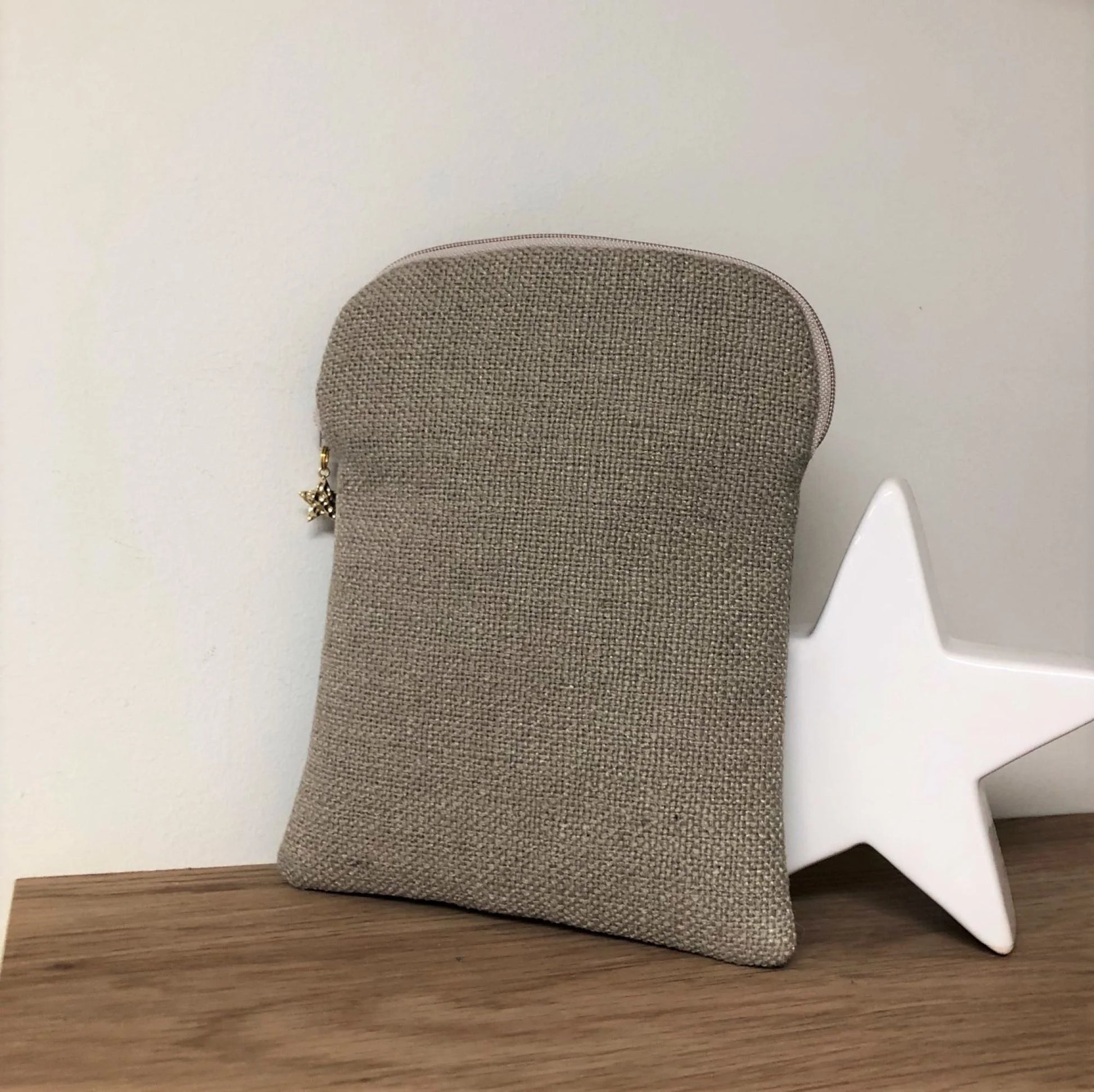Le dos de la pochette liseuse en lin et tissu bleu à étoiles dorées.