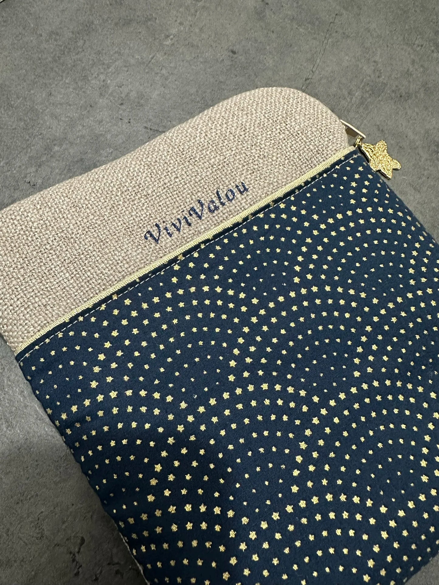 Exemple de personnalisation extérieure de la pochette liseuse en lin et tissu bleu à étoiles dorées.