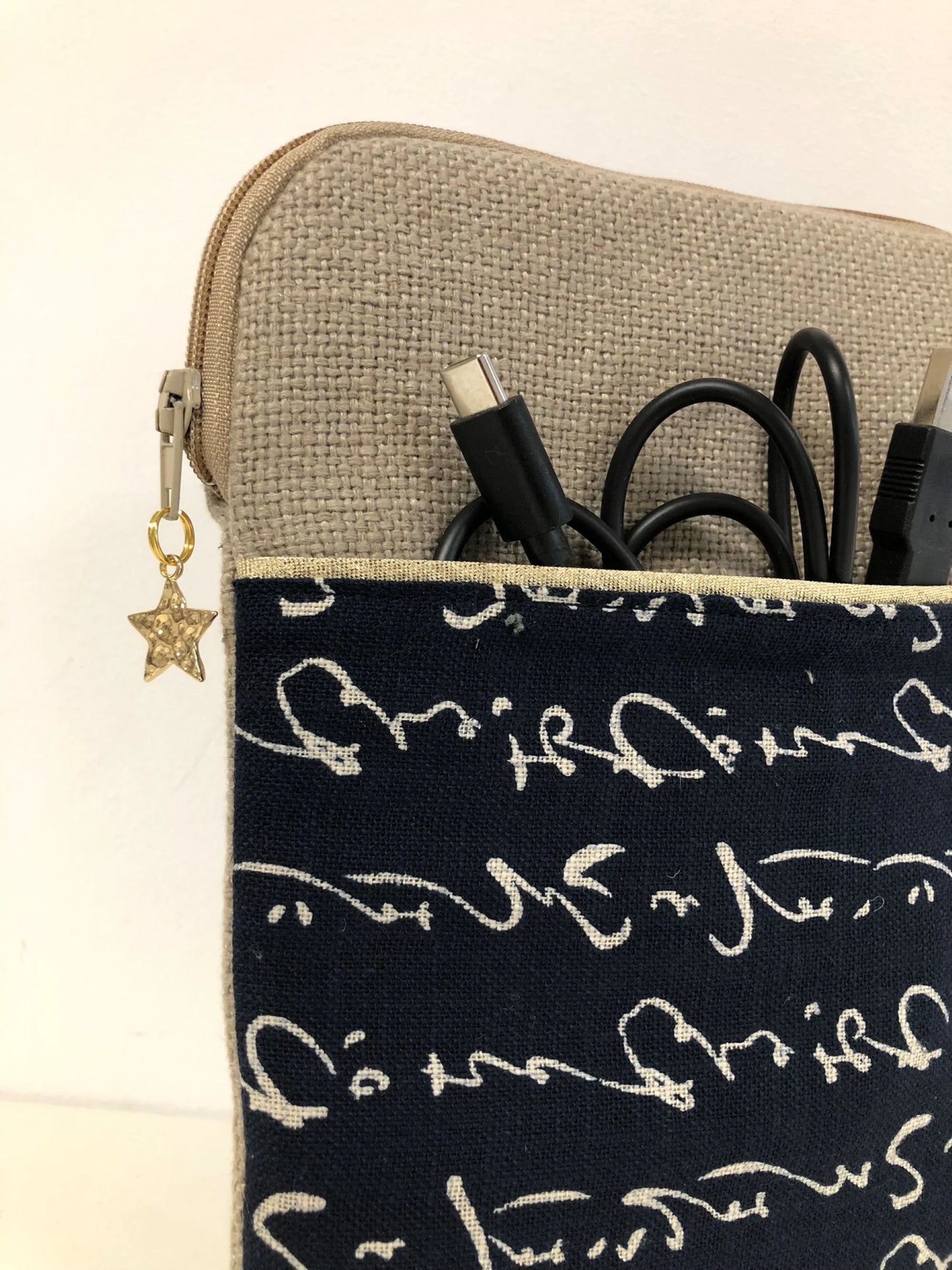 Vue de près de La pochette liseuse en lin et tissu japonais bleu écritures