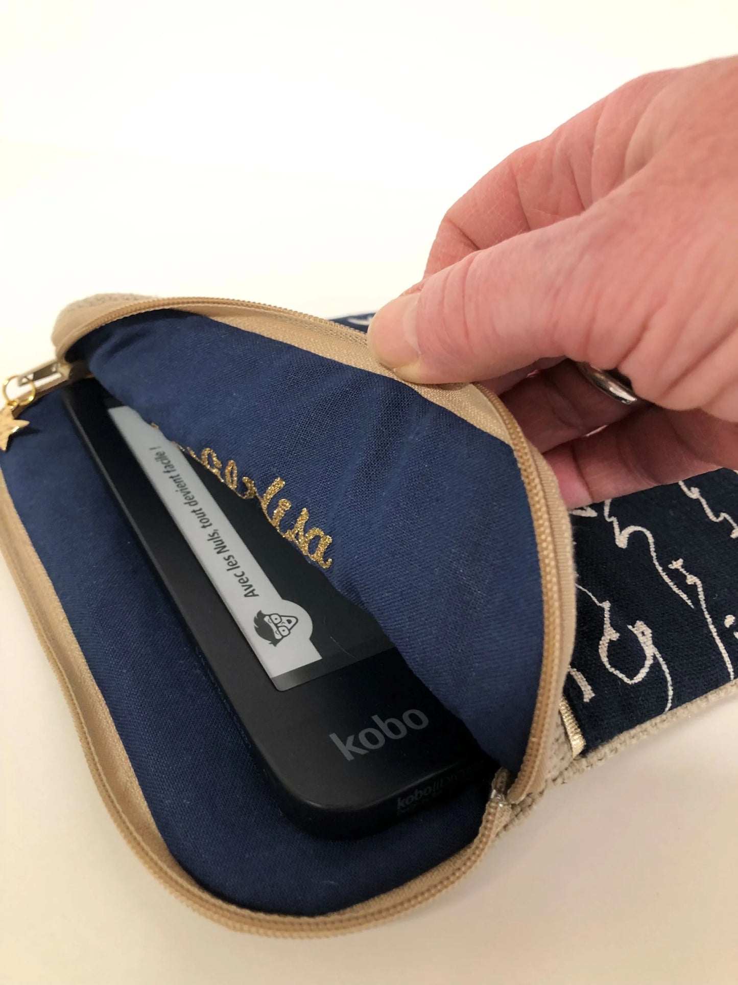 L'intérieur de La pochette liseuse en lin et tissu japonais bleu écritures