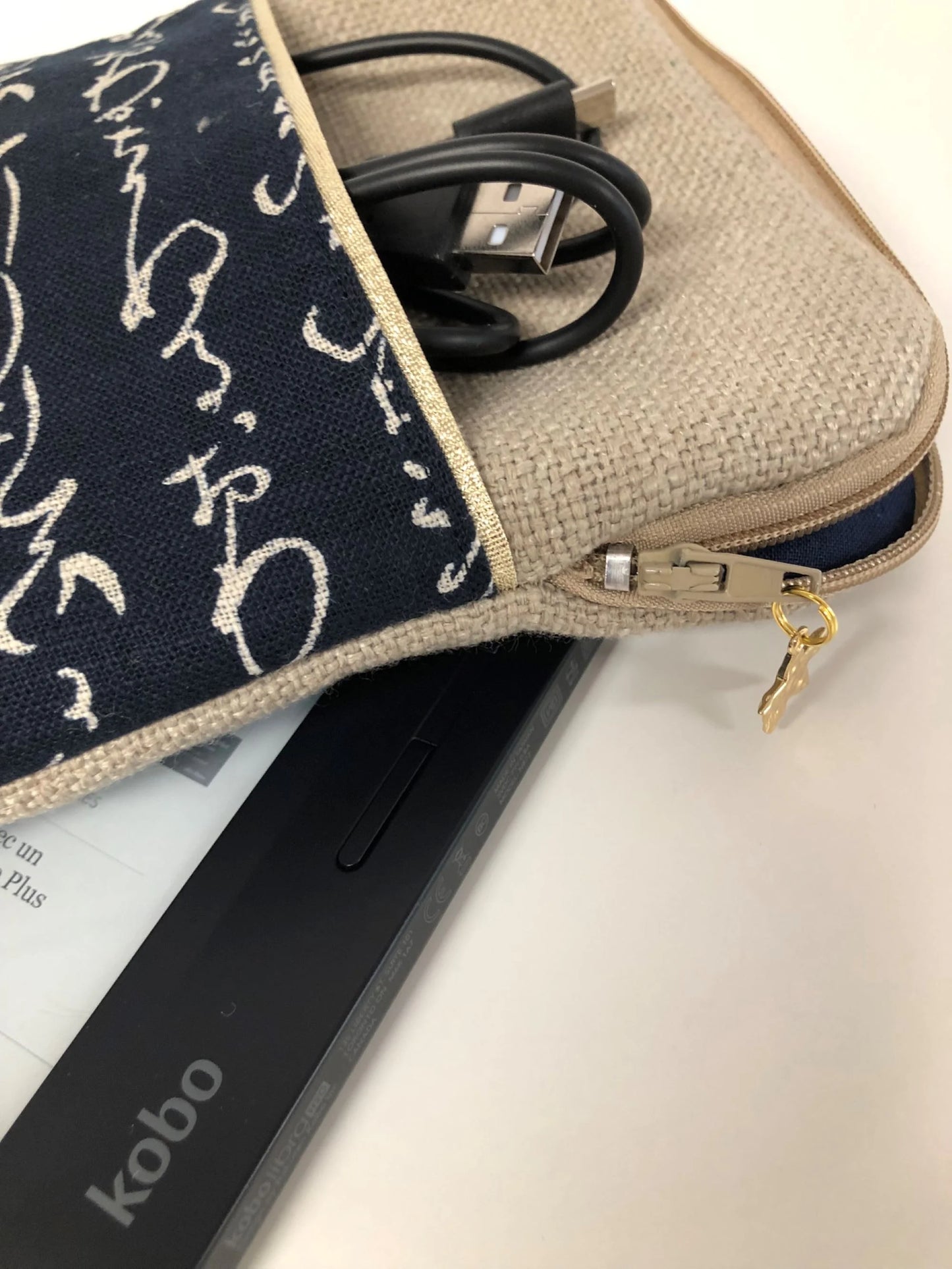 La poche avant de La pochette liseuse en lin et tissu japonais bleu écritures