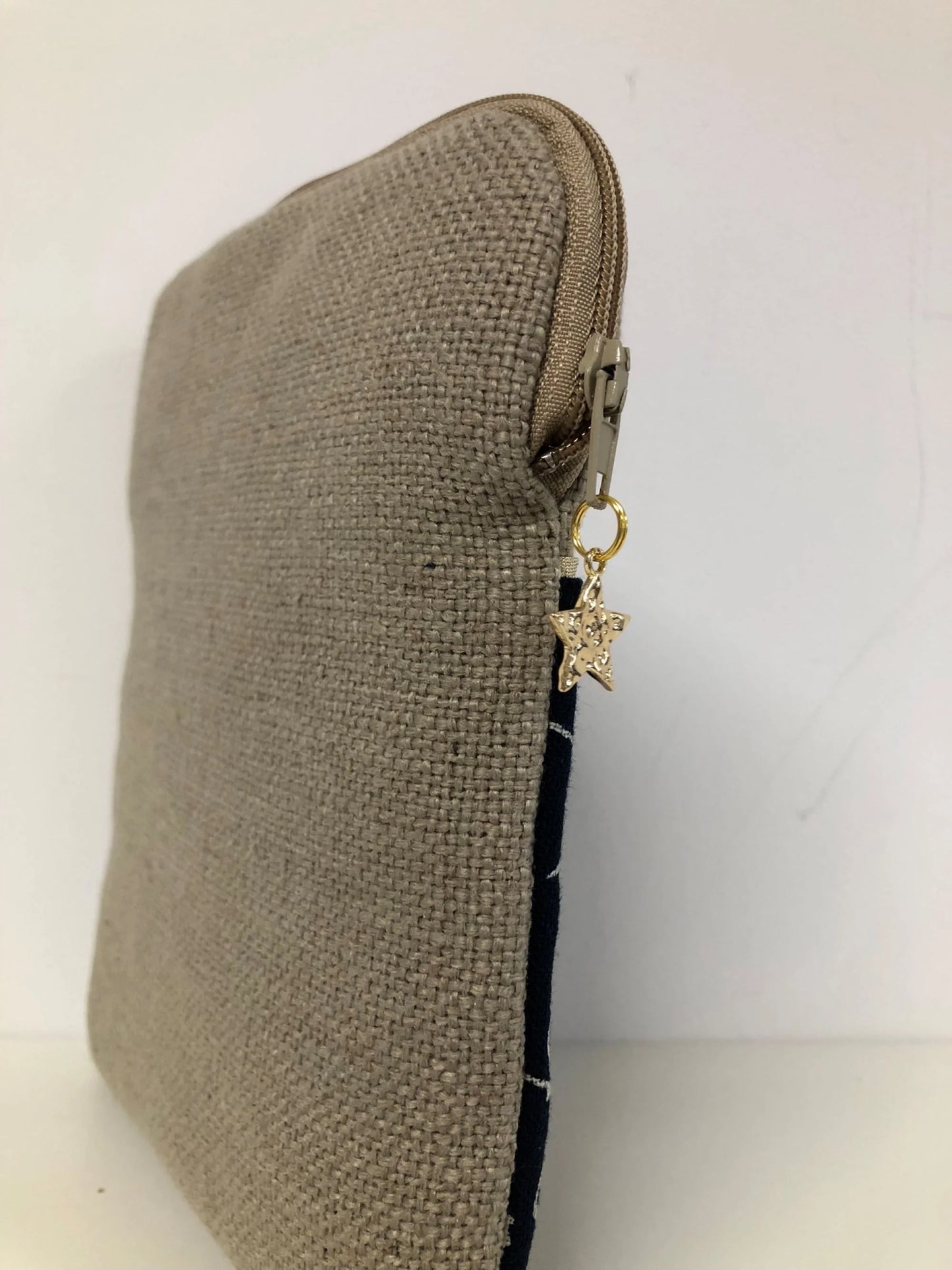 Le dos de La pochette liseuse en lin et tissu japonais bleu écritures