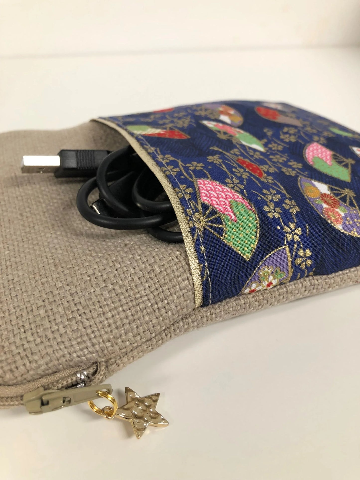 Vue de détail de La pochette liseuse en lin et tissu japonais bleu éventails