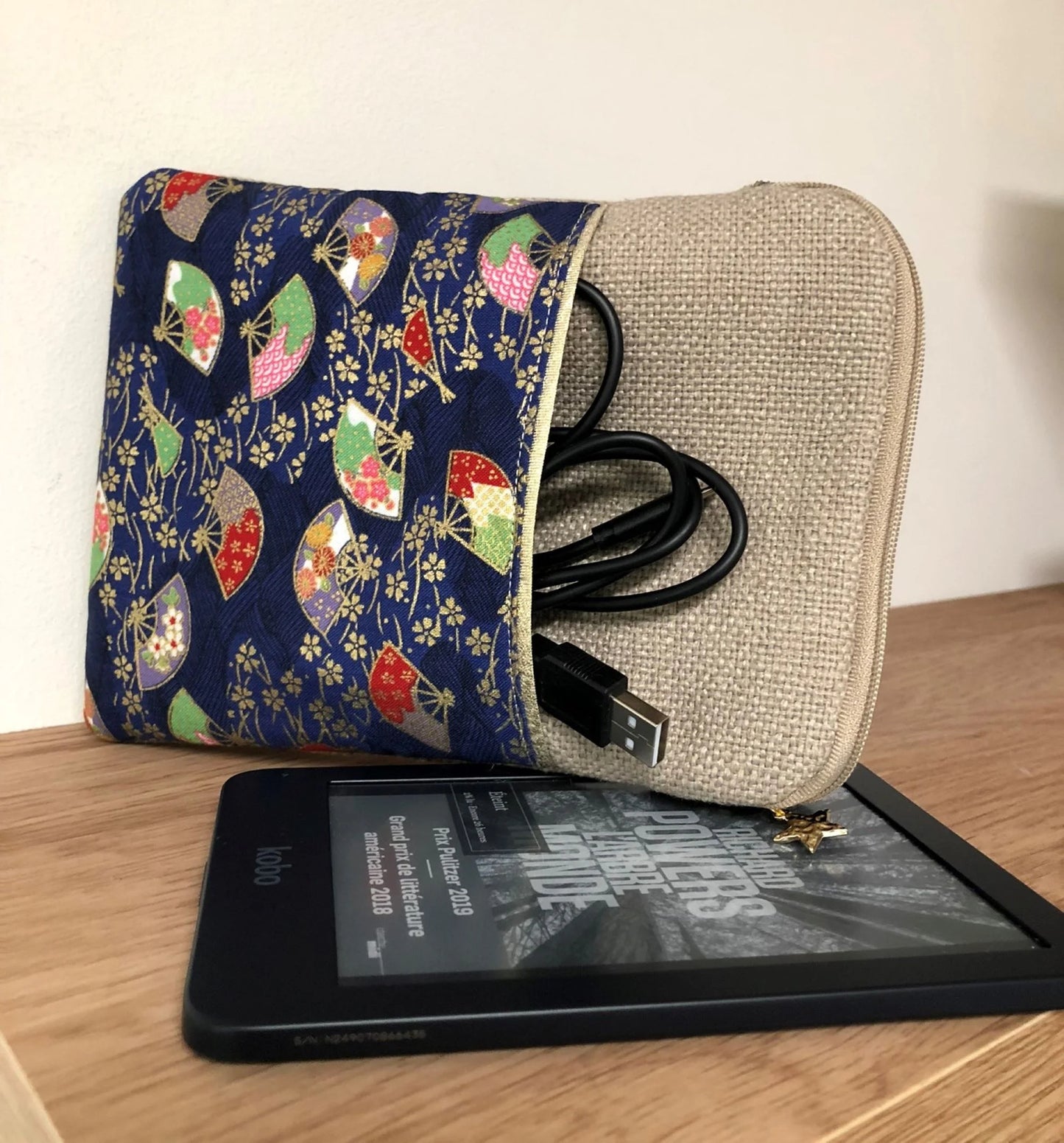 La pochette liseuse en lin et tissu japonais bleu éventails