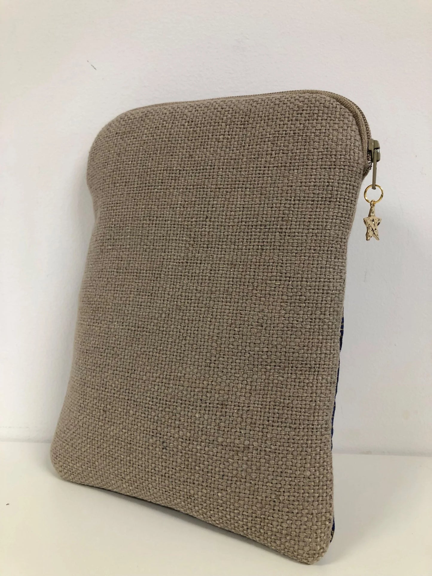 Le dos de La pochette liseuse en lin et tissu japonais bleu éventails