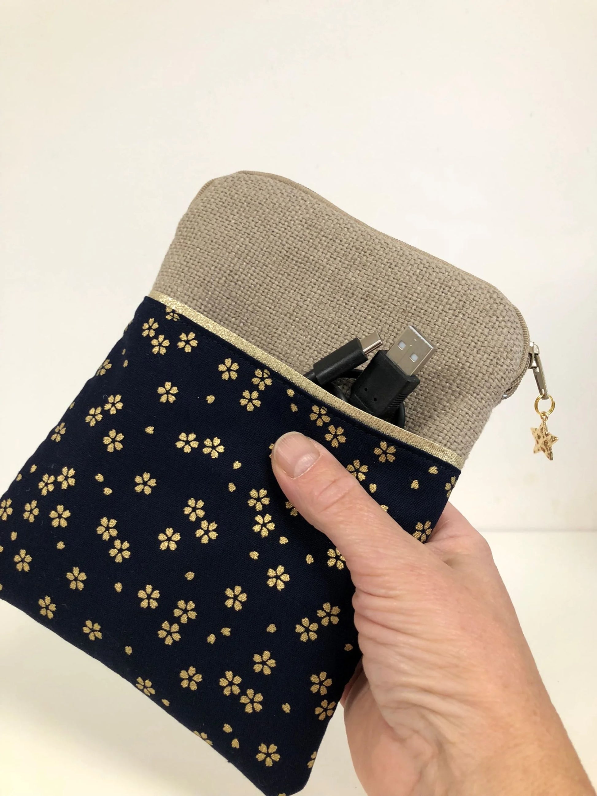 La pochette pour liseuse numérique 6 pouces en lin et tissu japonais bleu nuit à fleurs dorées