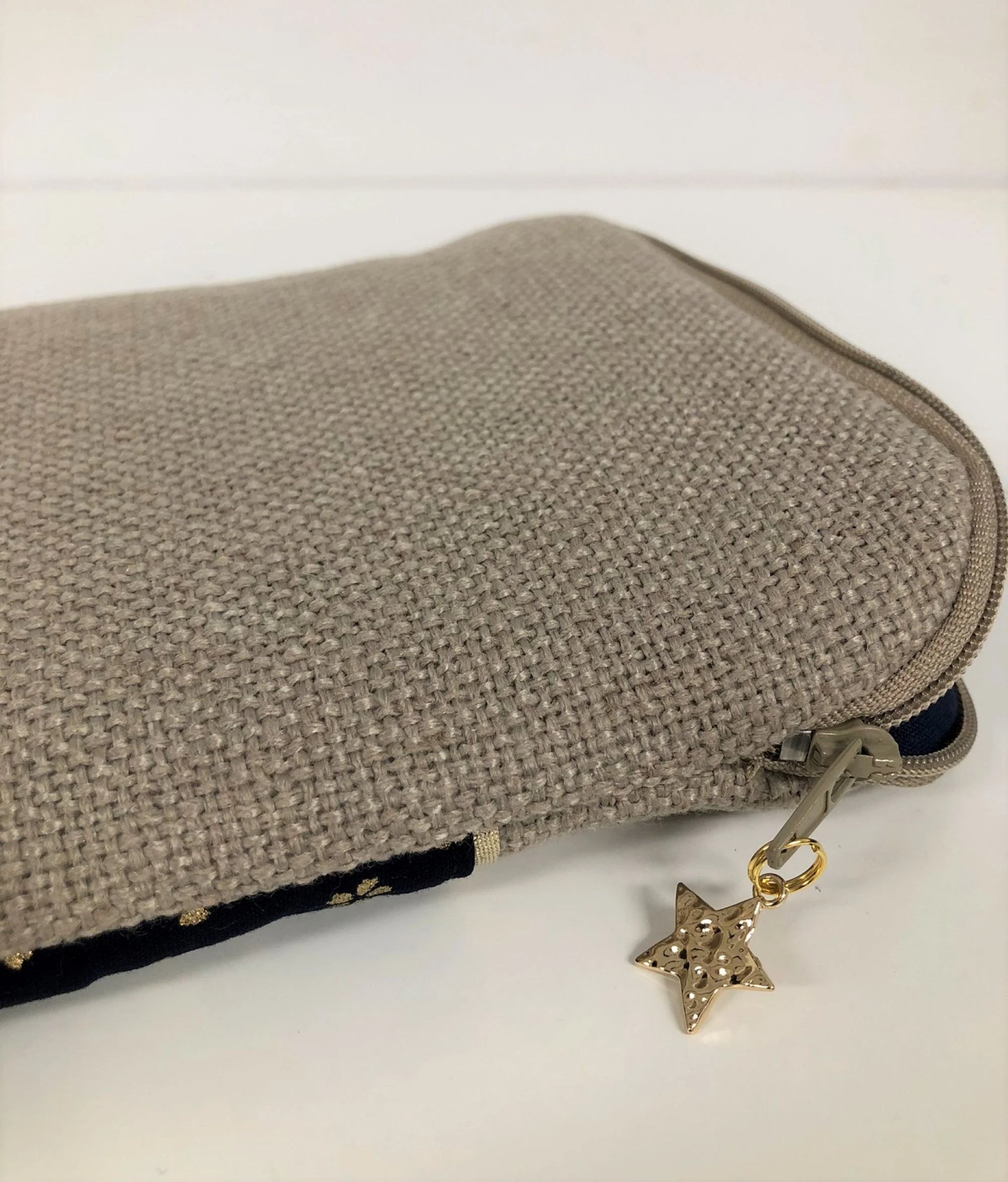 Vue de dos de La pochette pour liseuse numérique en lin et tissu japonais bleu nuit à fleurs dorées