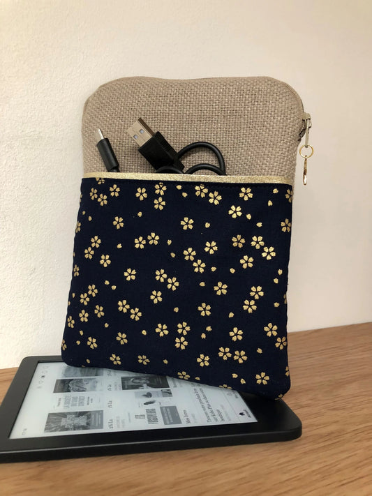 La pochette pour liseuse numérique en lin et tissu japonais bleu nuit à fleurs dorées