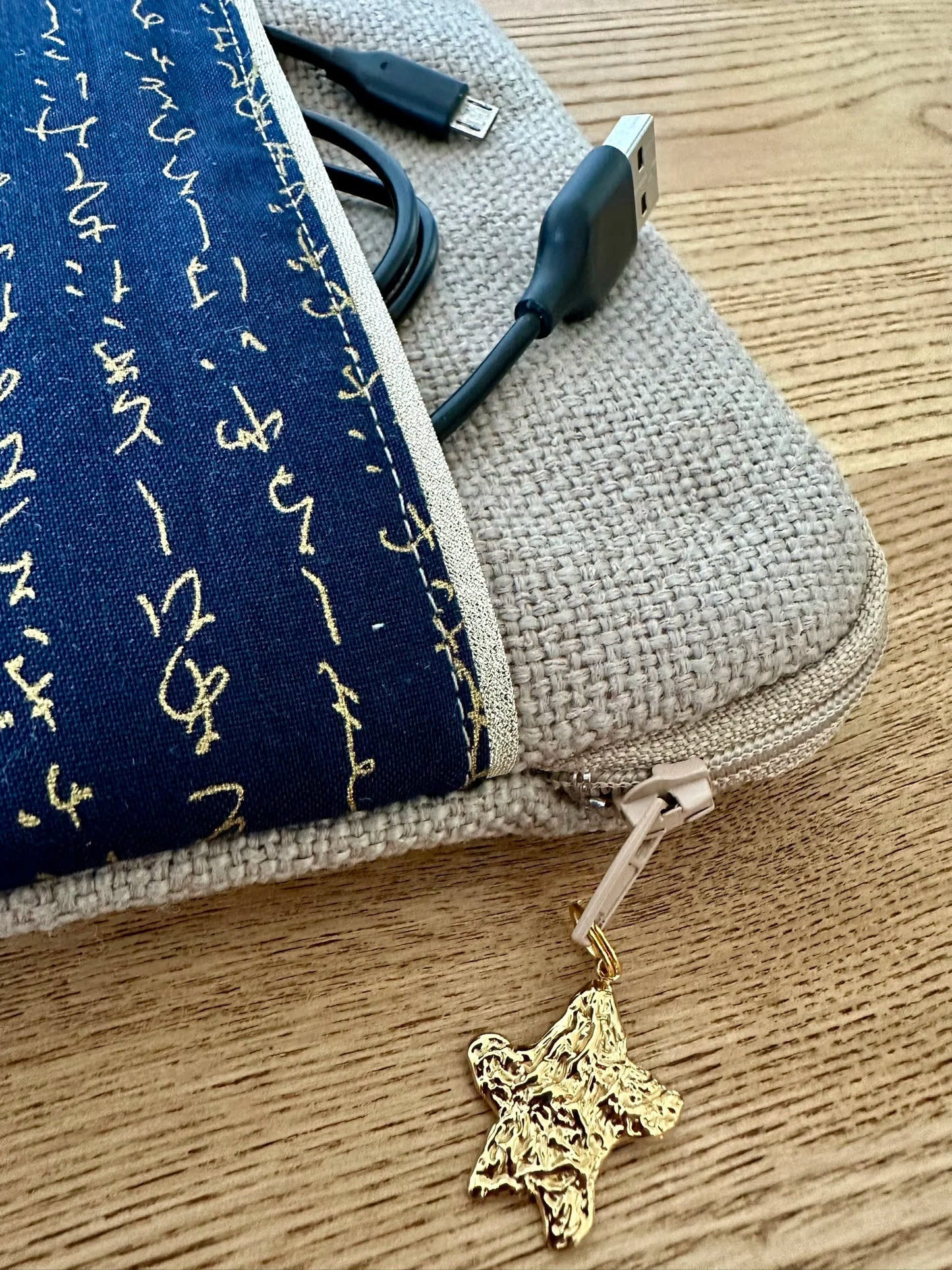 Vue détaillée de la pochette liseuse en lin et tissu japonais bleu à écriture dorée.
