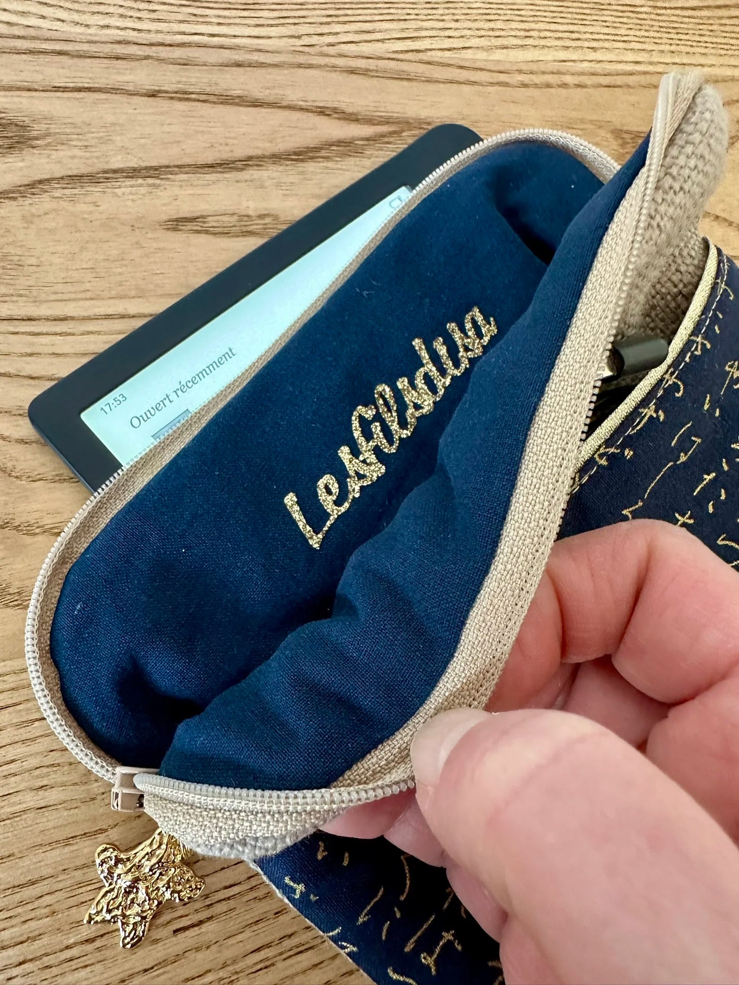 La doublure intérieure de la pochette liseuse en lin et tissu japonais bleu à écriture dorée.