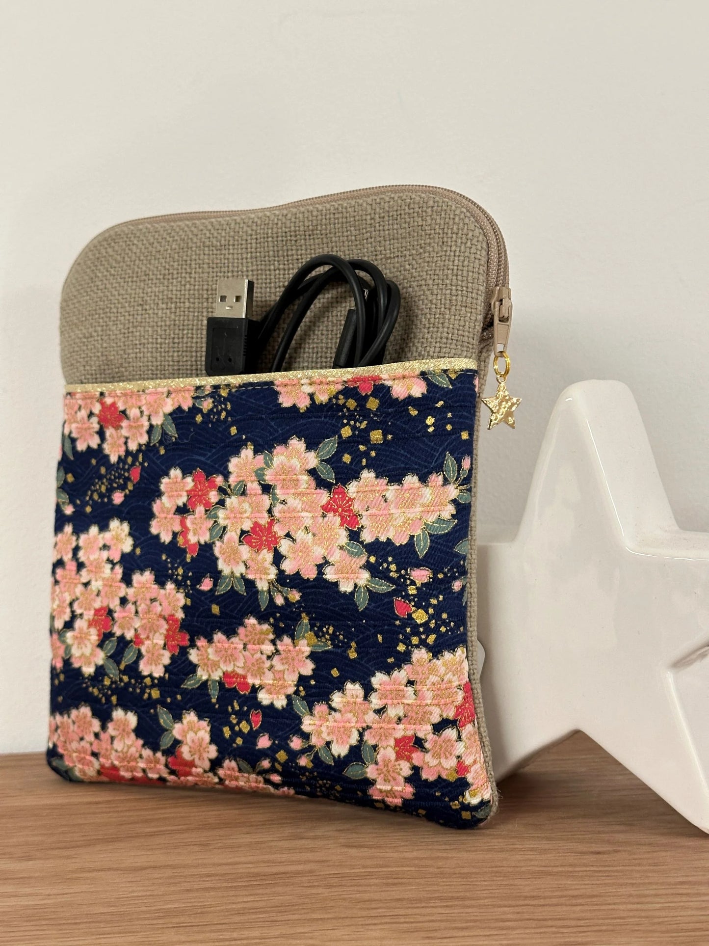 Vue de la face avant de la pochette liseuse en lin et tissu japonais Sakura fleuri.