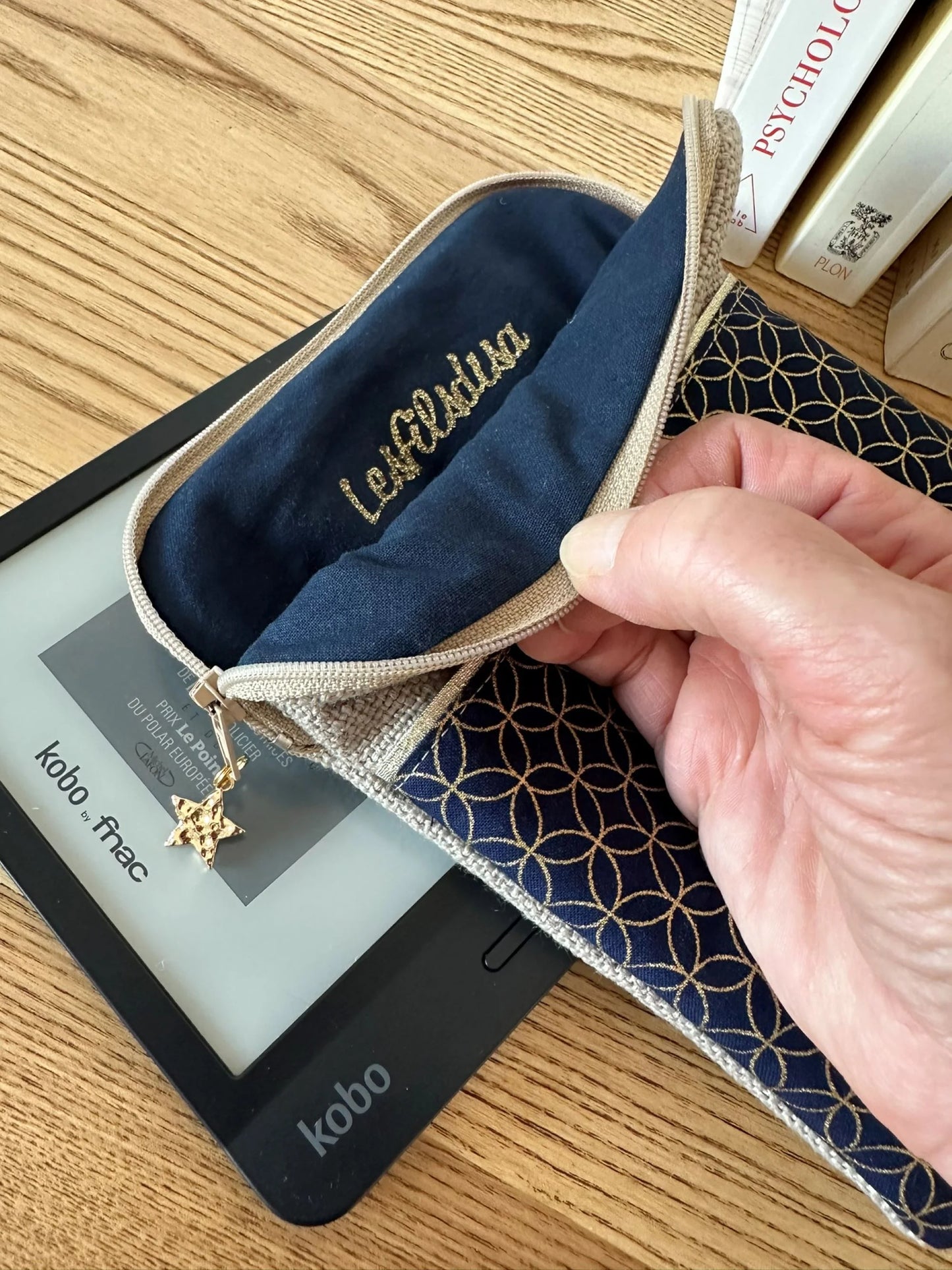 L'intérieur de la pochette liseuse en lin et tissu japonais fleur de vie.