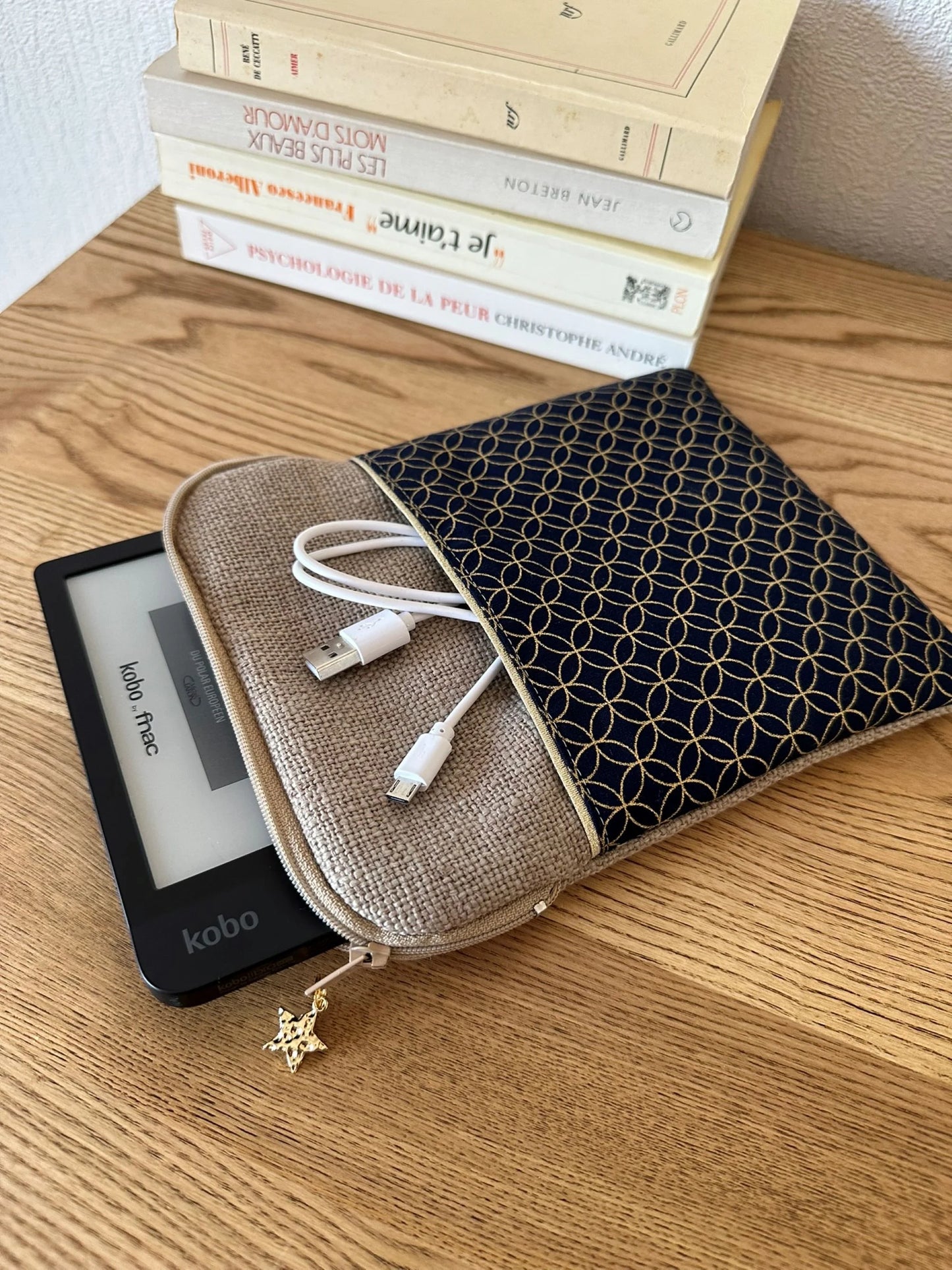 La pochette liseuse en lin et tissu japonais fleur de vie, avec Kobo Libra.
