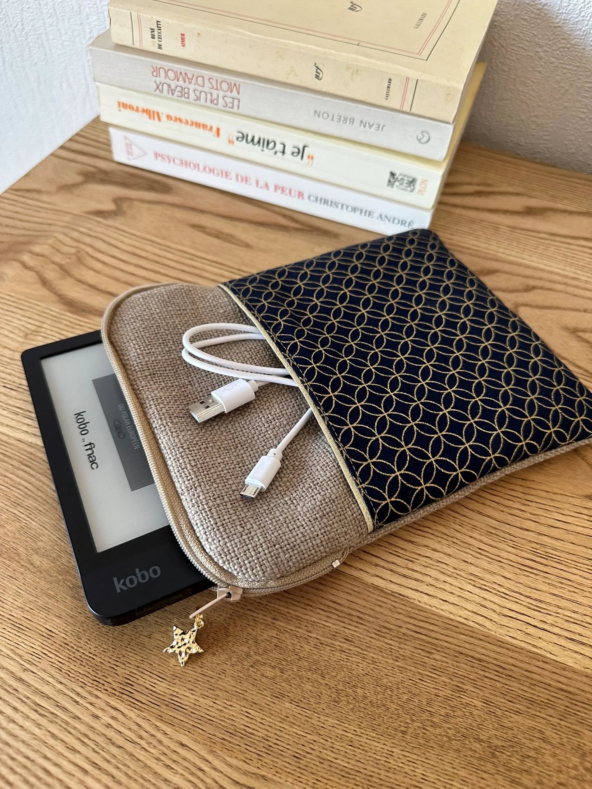 La pochette liseuse en lin et tissu japonais fleur de vie, avec Kobo Libra.