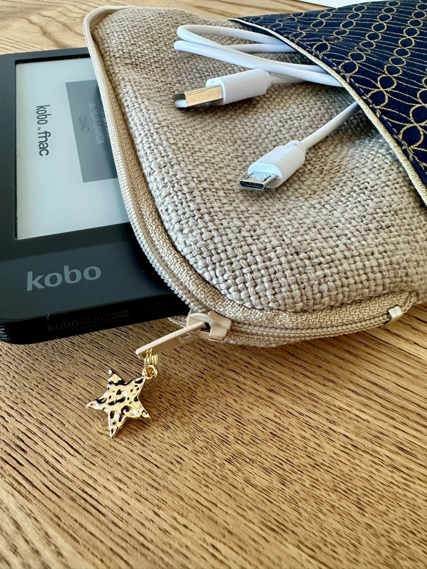 L'ouverture élargie de la pochette liseuse en lin et tissu japonais fleur de vie.