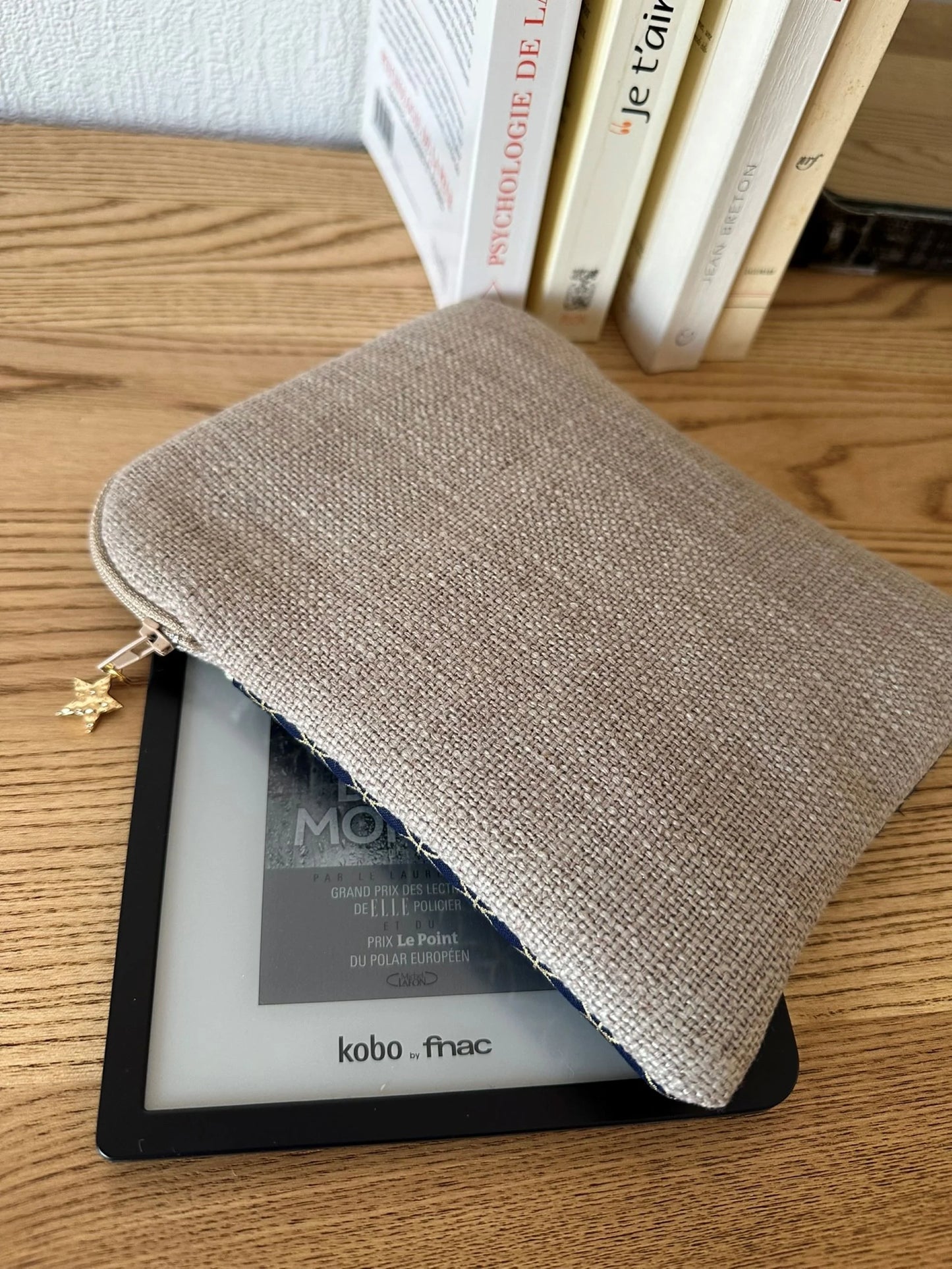 Le dos de la pochette liseuse en lin et tissu japonais fleur de vie.