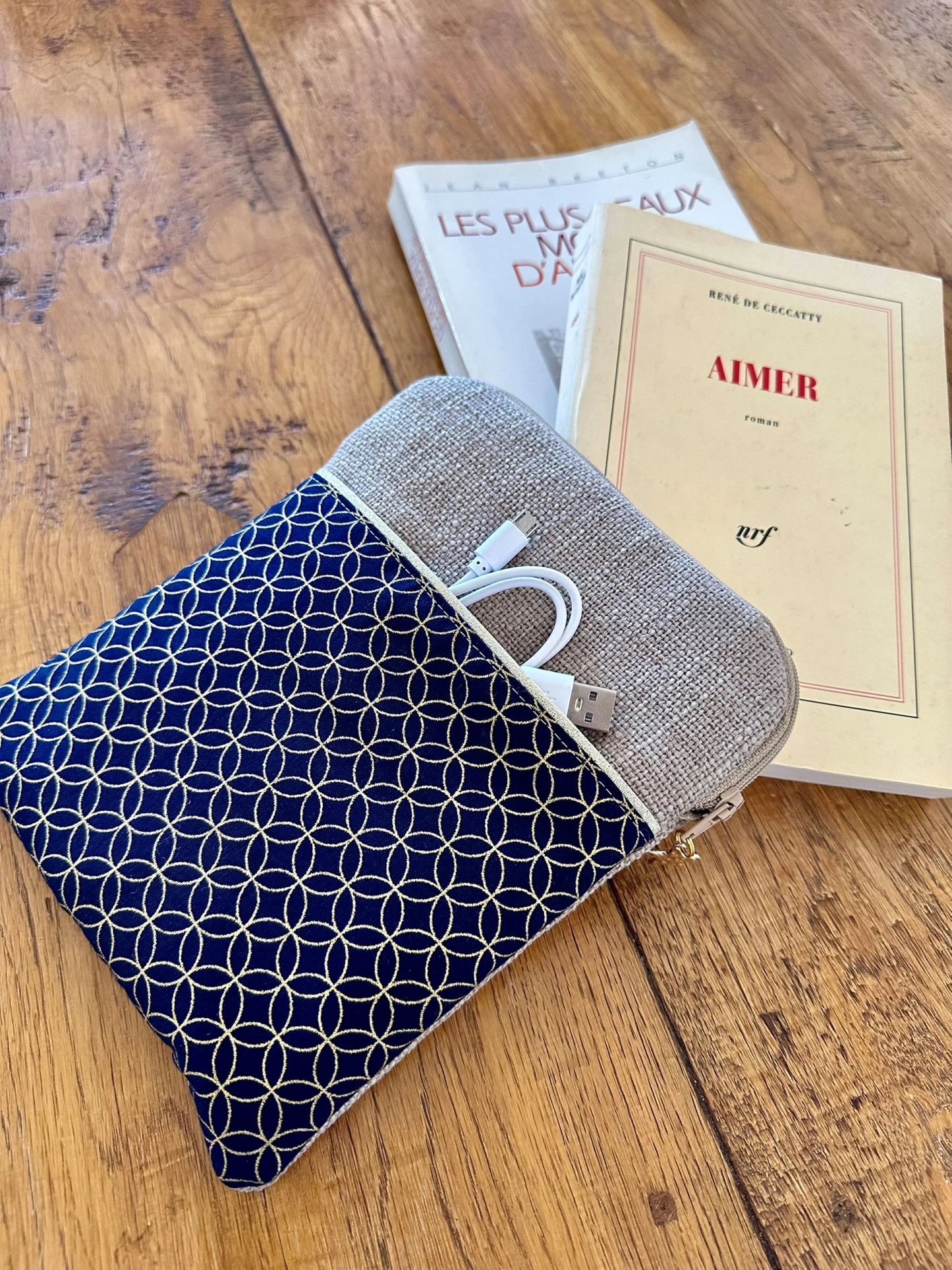 La pochette liseuse en lin et tissu japonais fleur de vie, vue de face.