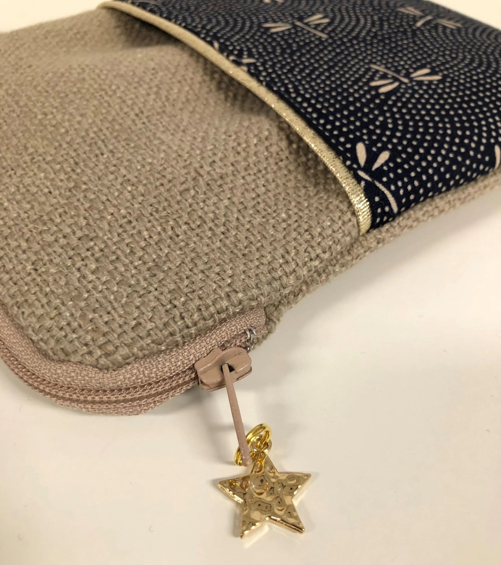 Détail de la poche avant de la pochette liseuse en lin et tissu japonais Komon Libellules.