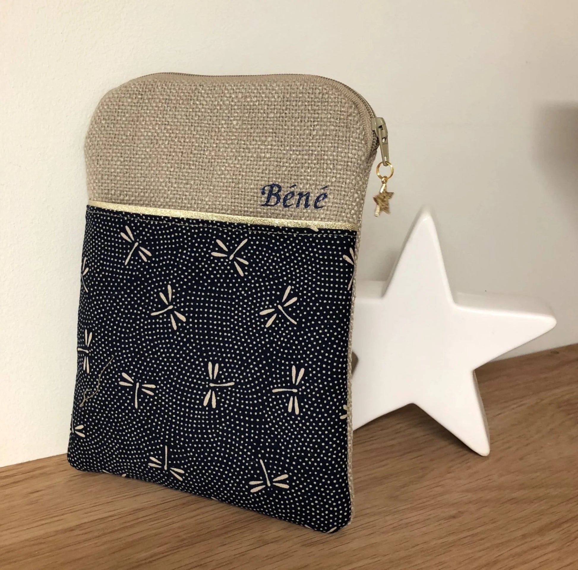 Exemple de personnalisation extérieure de la pochette liseuse en lin et tissu japonais Komon Libellules.