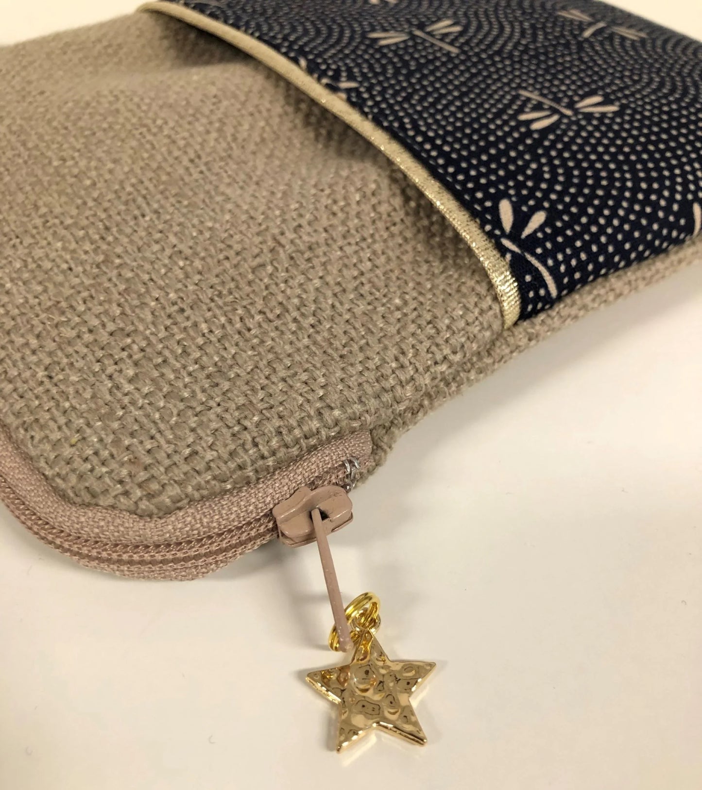 Vue de détail de La pochette pour liseuse numérique en lin et tissu japonais Komon Libellules