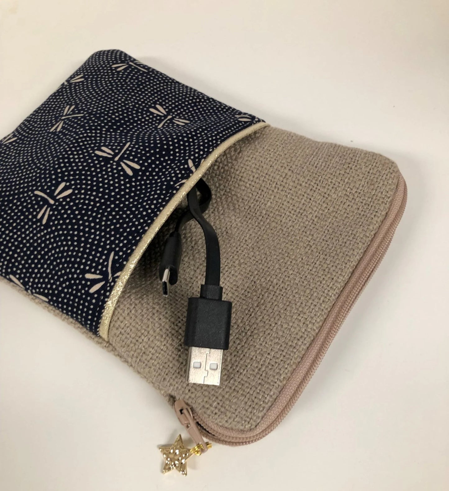 La pochette pour liseuse numérique en lin et tissu japonais Komon Libellules