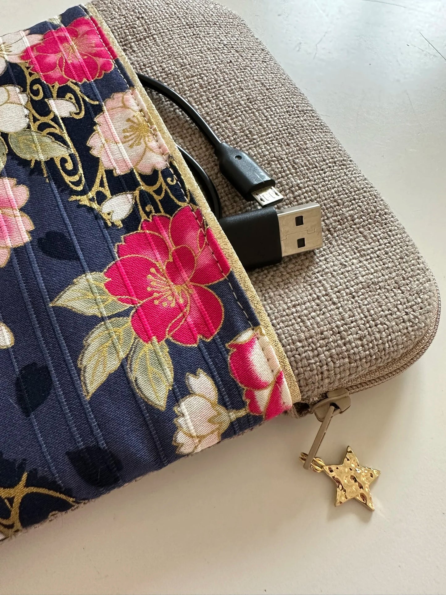 Vue détaillée du tissu japonais pivoines de la pochette liseuse en lin et tissu japonais pivoines.
