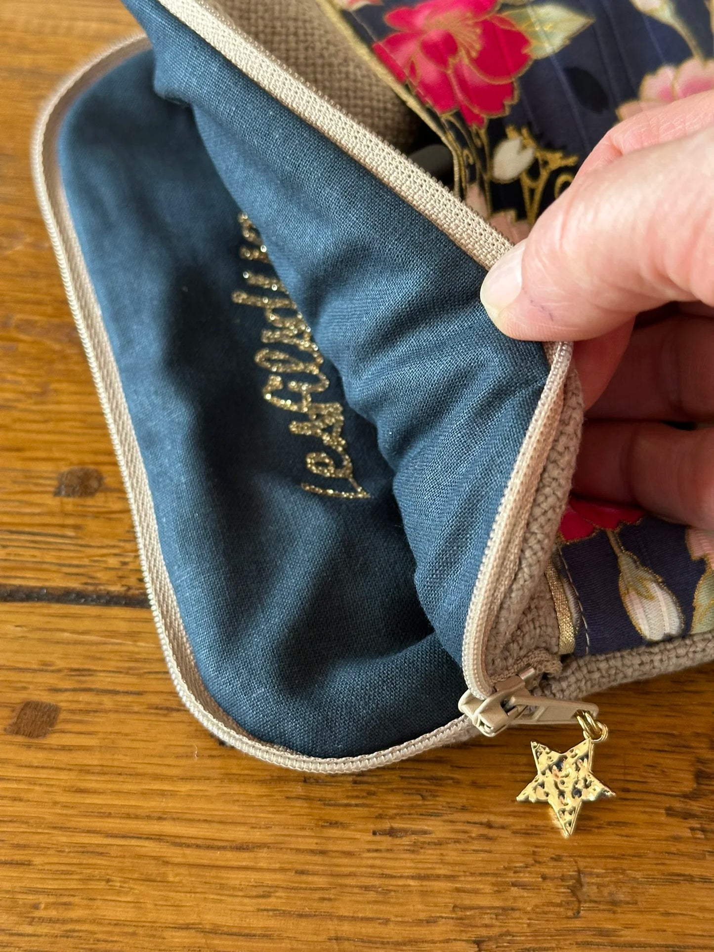 L'ouverture élargie de la pochette liseuse en lin et tissu japonais pivoines.