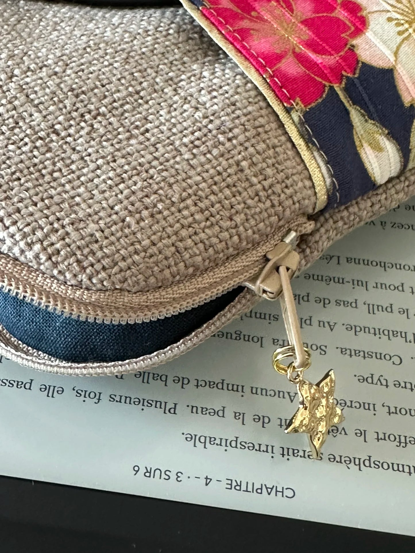 Vue détaillée de l'ouverture zippée de la pochette liseuse en lin et tissu japonais pivoines.