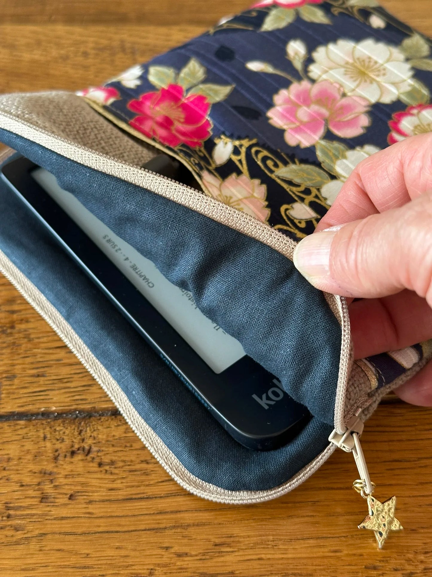 La pochette liseuse en lin et tissu japonais pivoines avec Kobo Libra à l'intérieur.