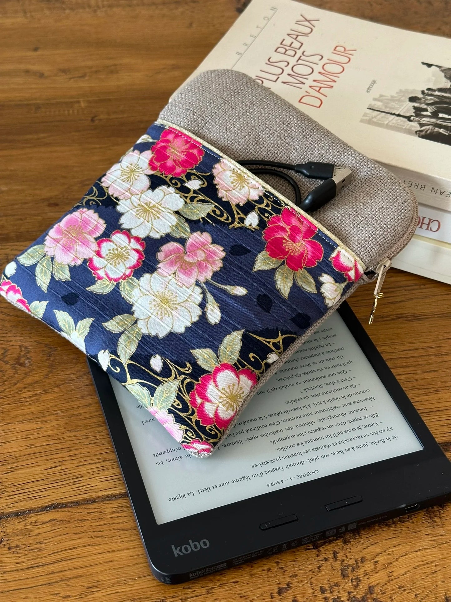 La pochette liseuse en lin et tissu japonais pivoines, vue d'ensemble.