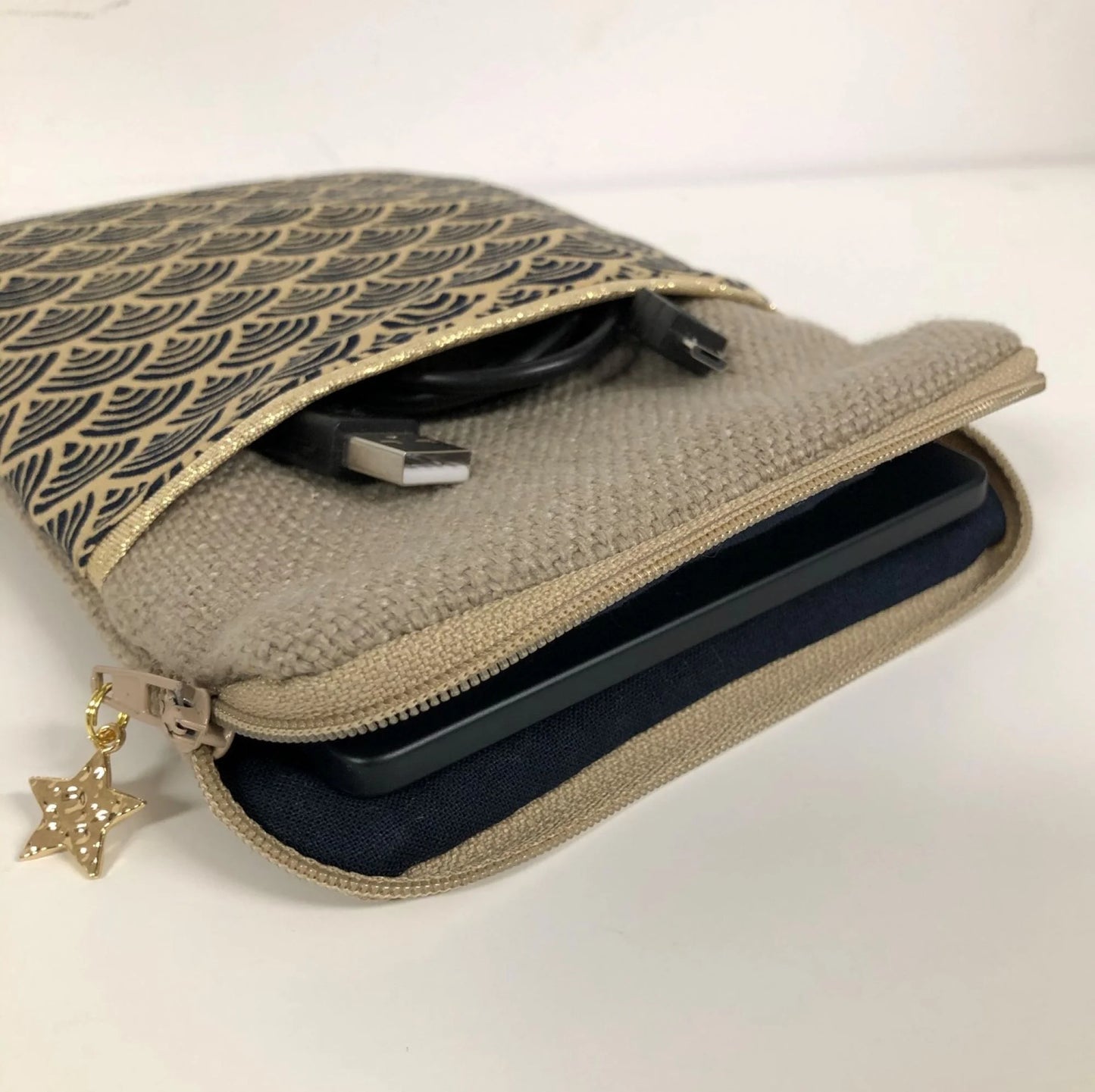 La pochette liseuse en lin et tissu japonais Seigaiha en position ouverte.
