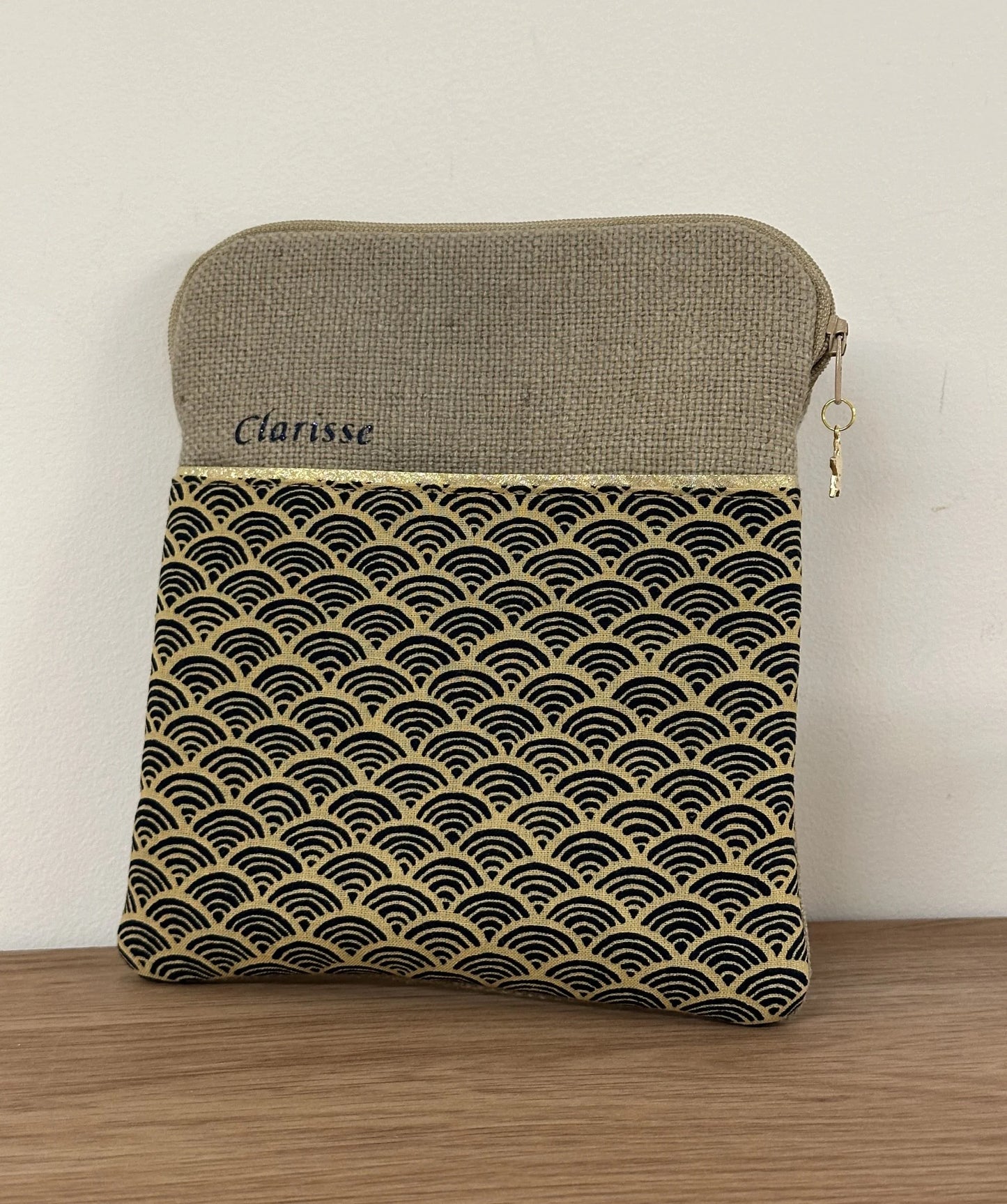 Exemple de personnalisation extérieure de la pochette liseuse en lin et tissu japonais Seigaiha.
