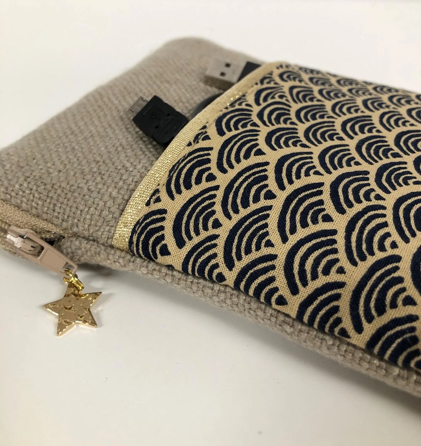 Vue latérale détaillée de la pochette liseuse en lin et tissu japonais Seigaiha.